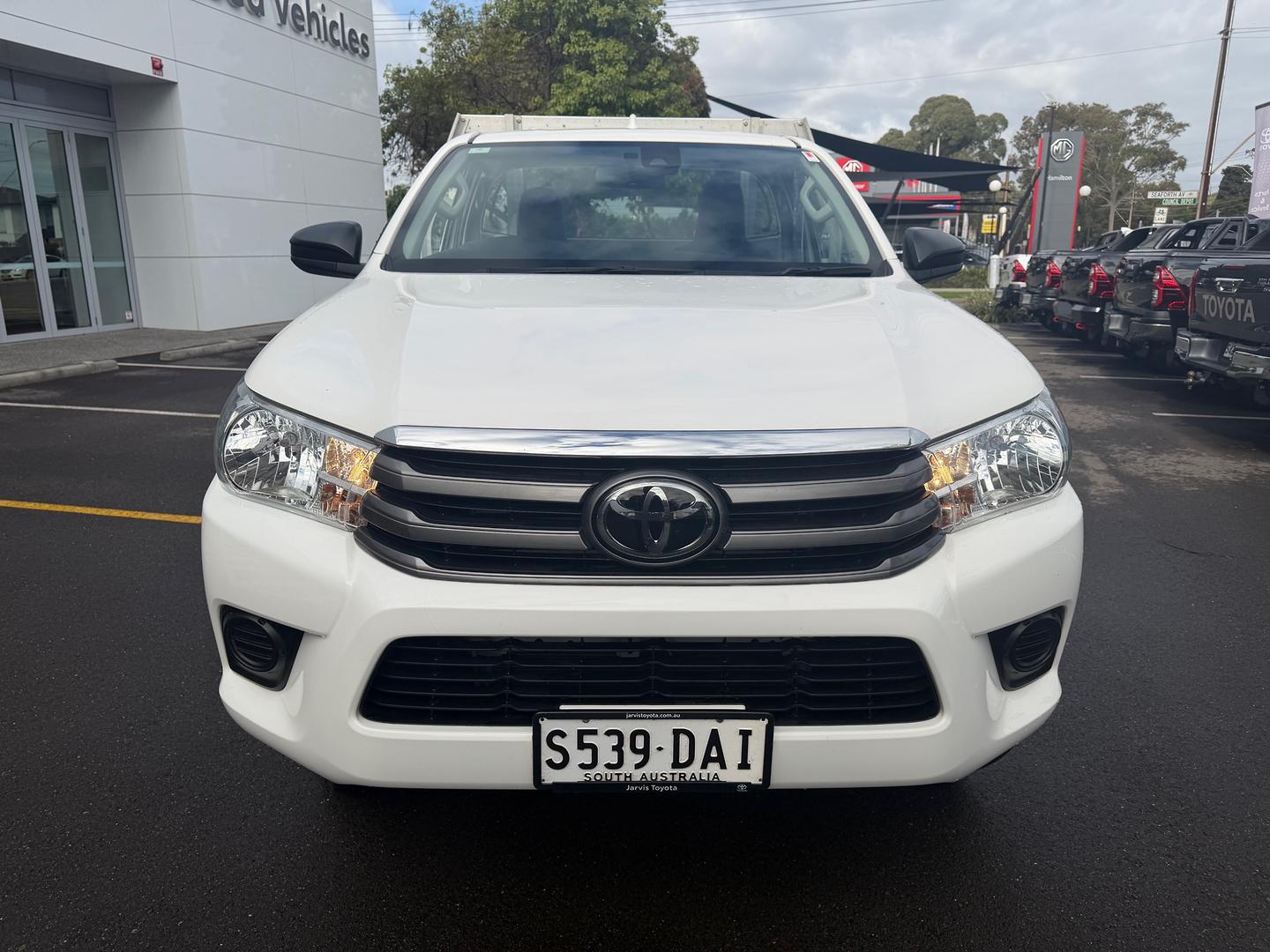 2023 Toyota Hilux SR — photo 2