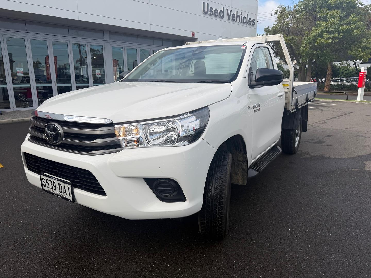 2023 Toyota Hilux SR — photo 3