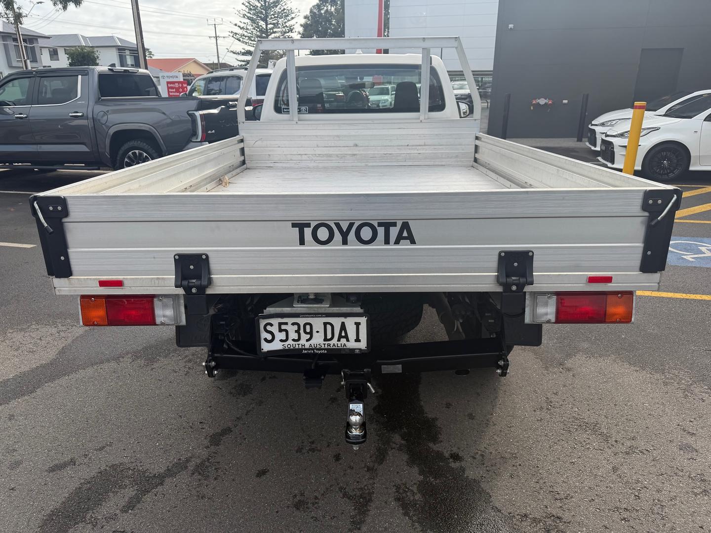 2023 Toyota Hilux SR — photo 5