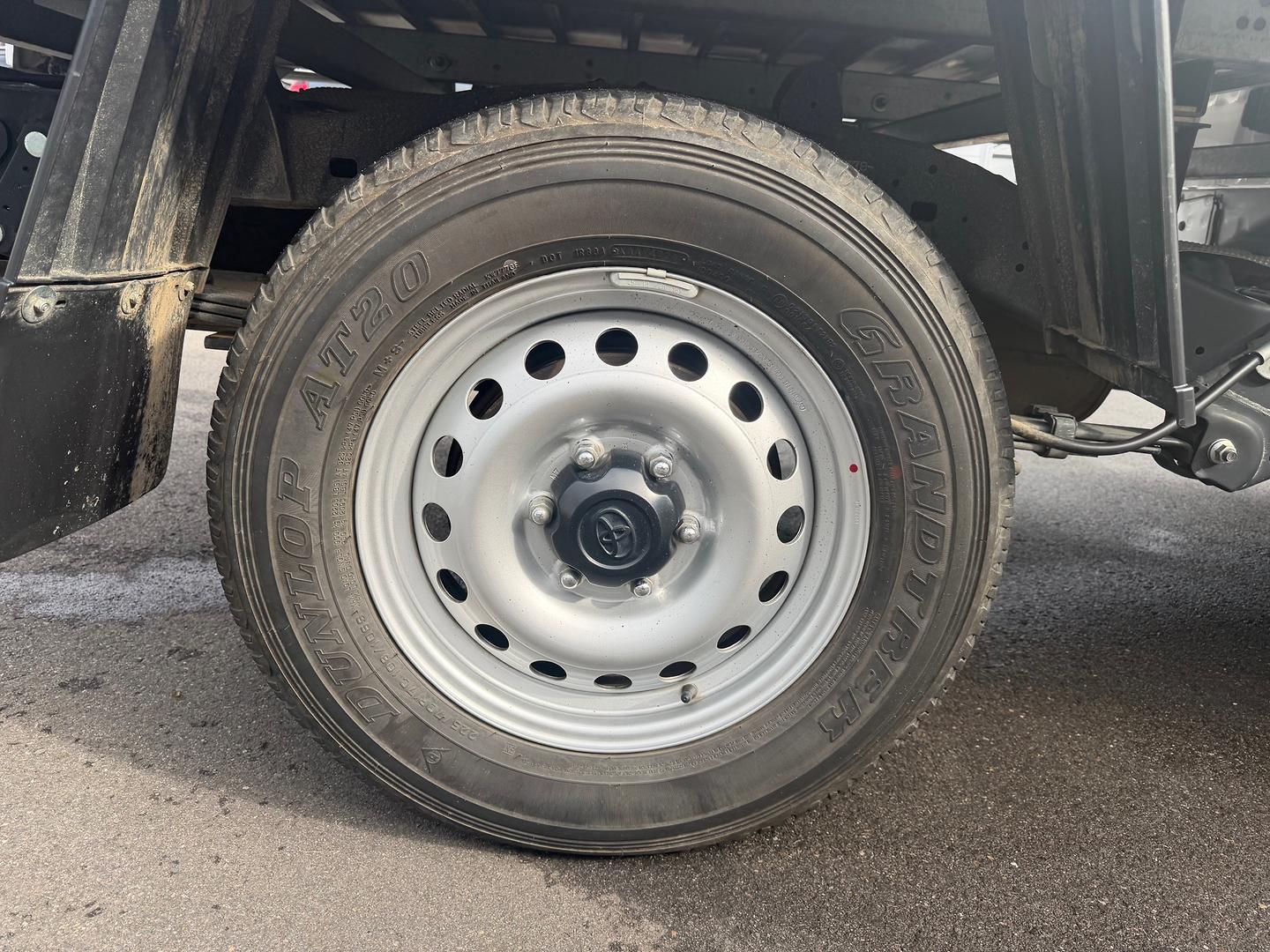 2023 Toyota Hilux SR — photo 8
