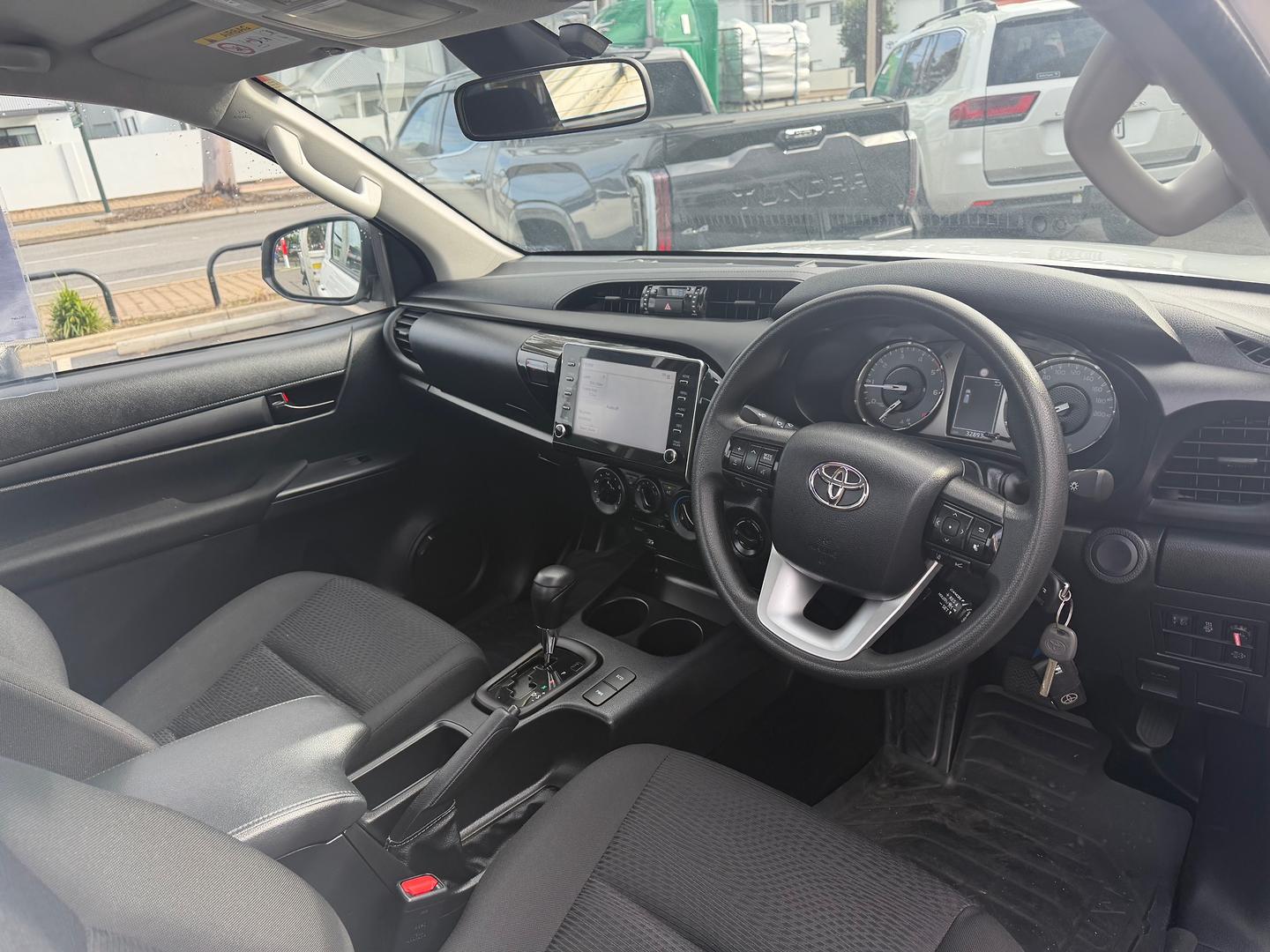 2023 Toyota Hilux SR — photo 9