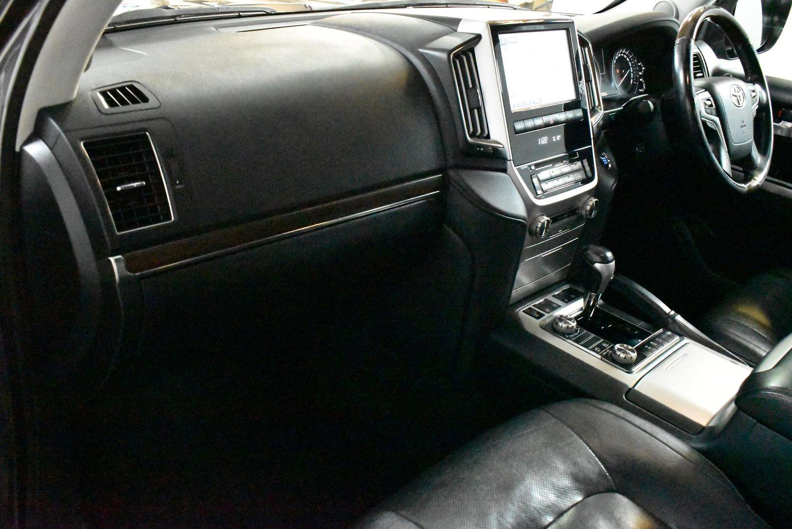 2020 Toyota Landcruiser Sahara — photo 6