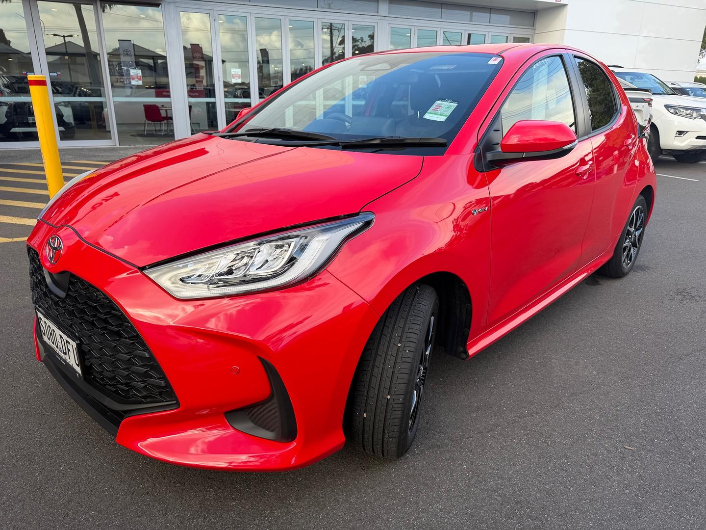 2025 Toyota Yaris SX Hybrid — photo 3