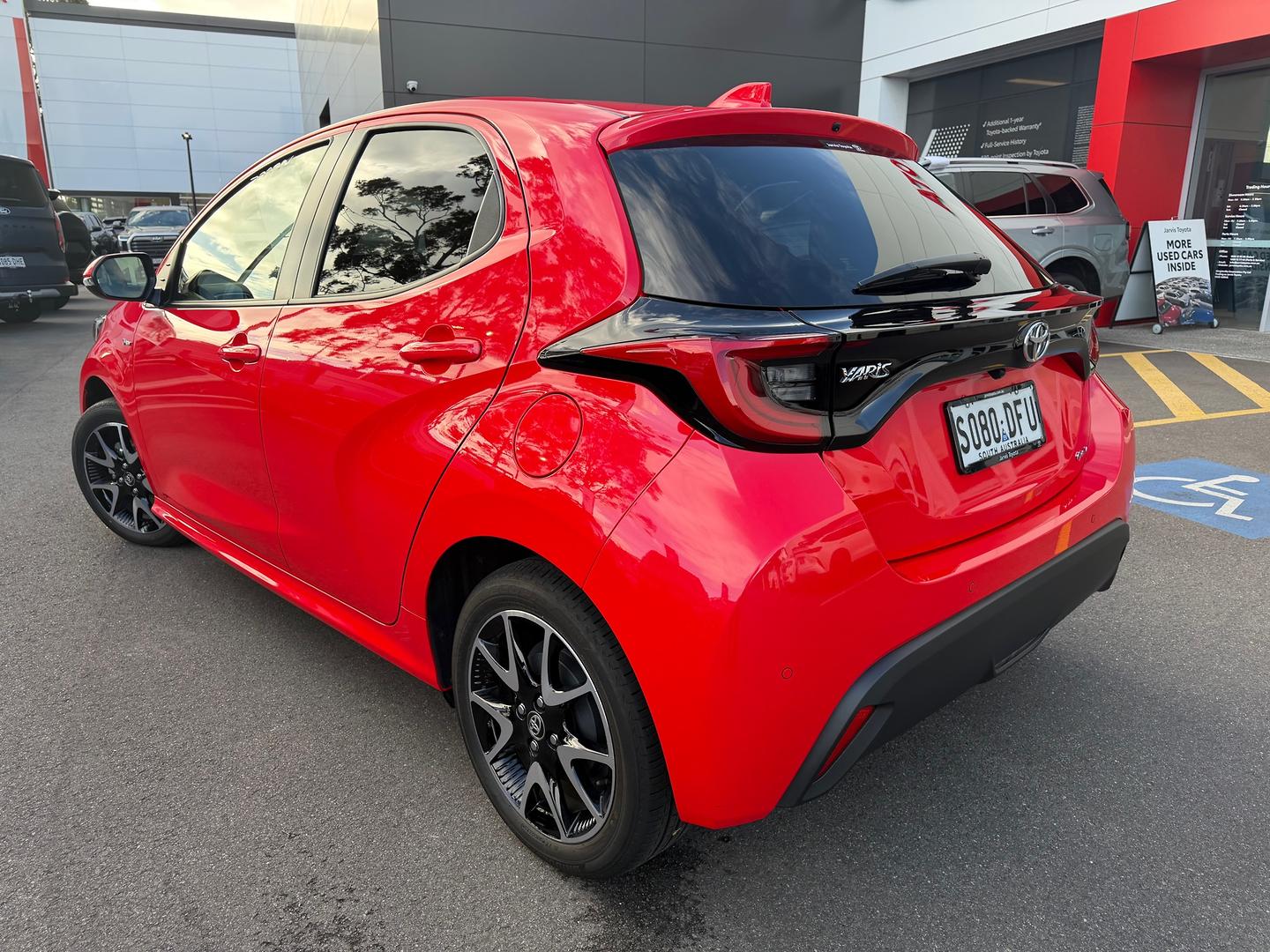 2025 Toyota Yaris SX Hybrid — photo 4