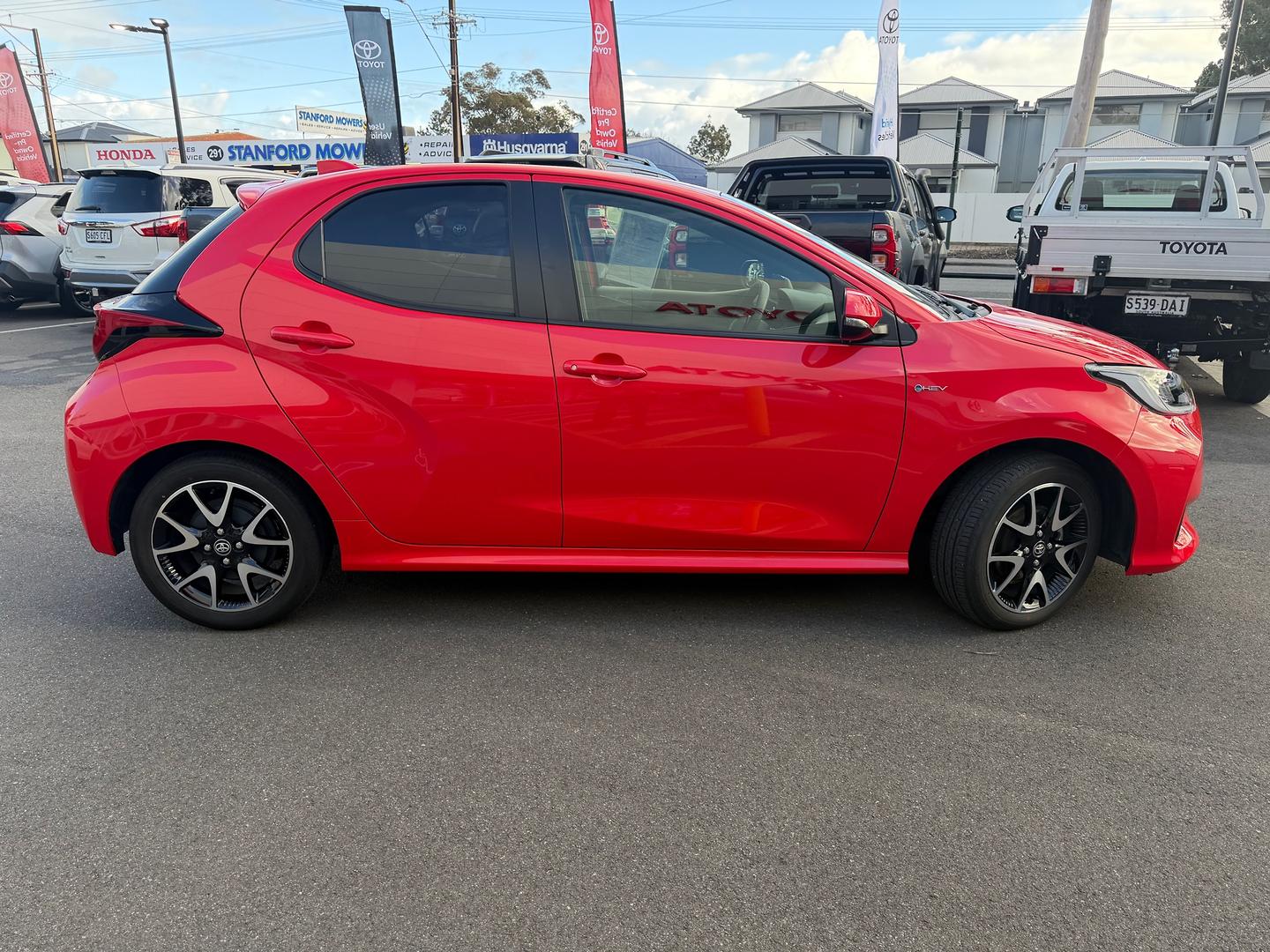 2025 Toyota Yaris SX Hybrid — photo 7