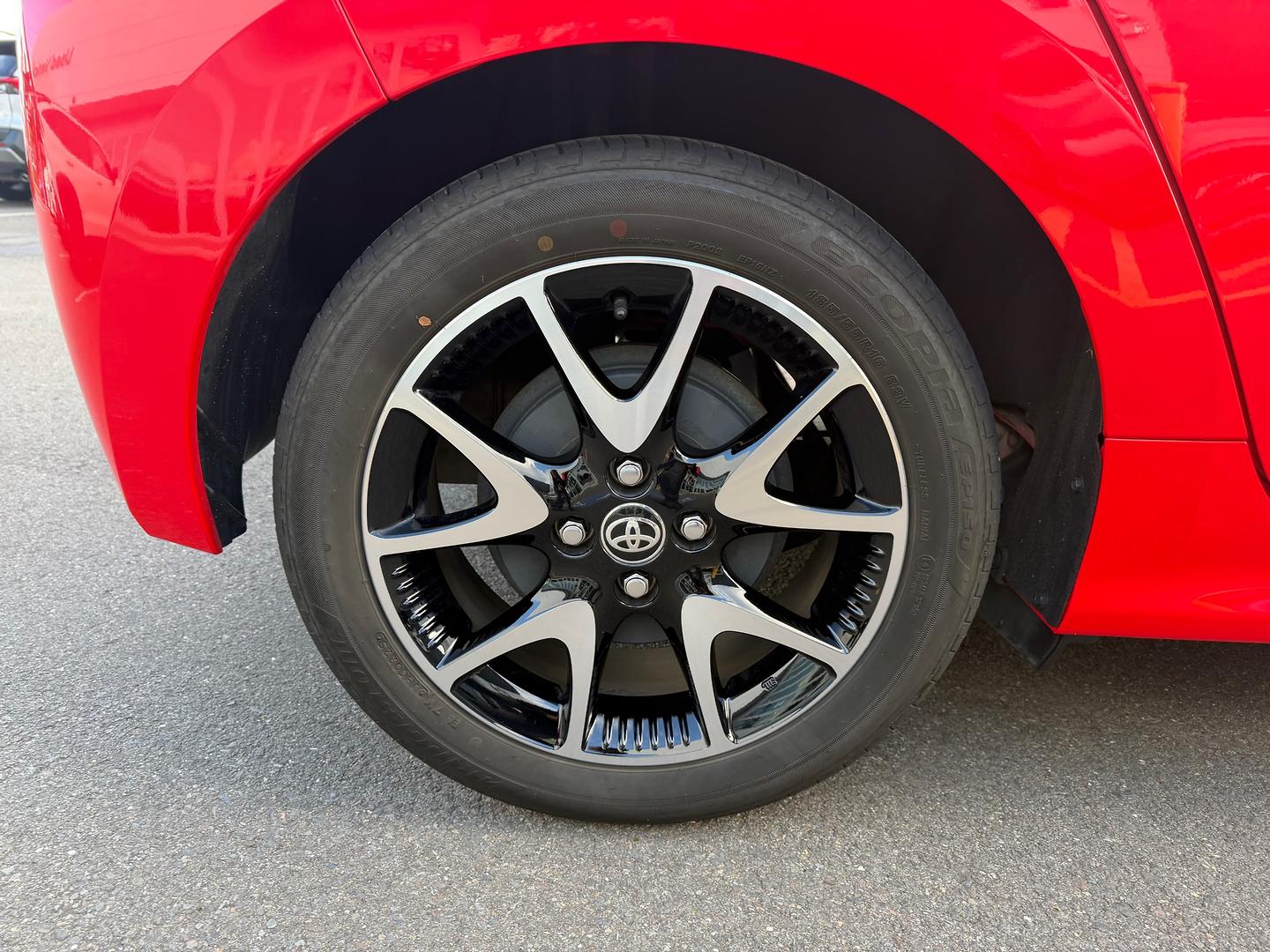 2025 Toyota Yaris SX Hybrid — photo 8
