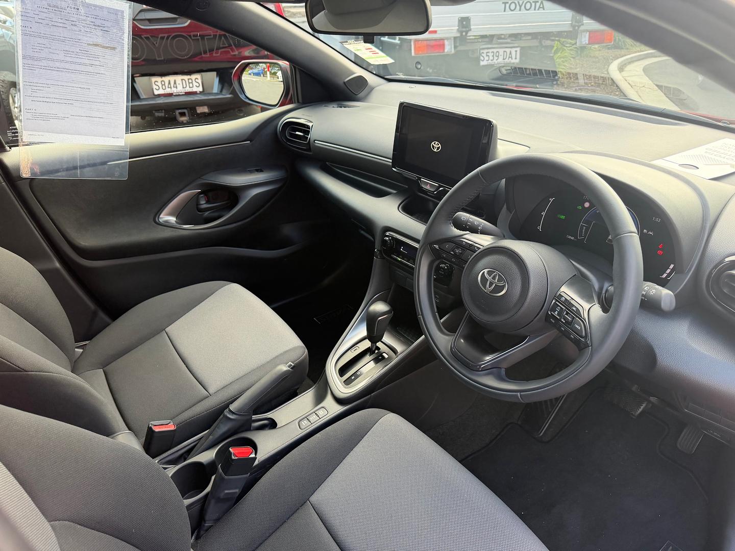 2025 Toyota Yaris SX Hybrid — photo 9