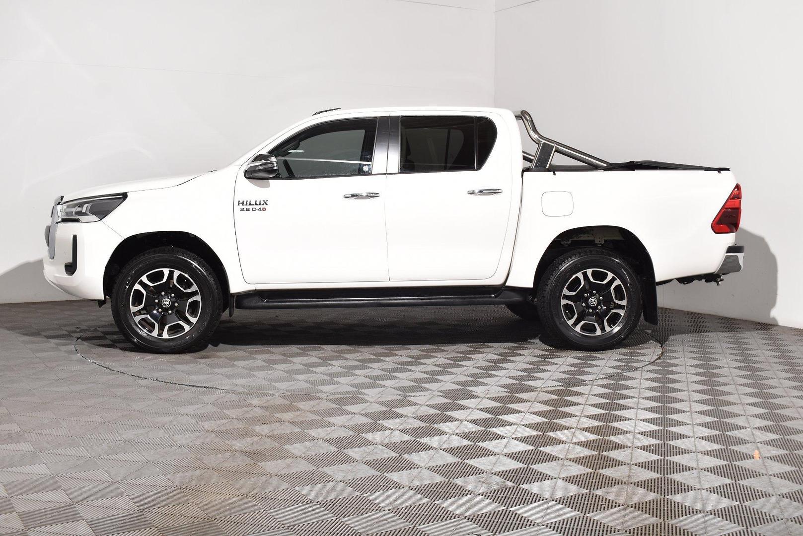 2020 Toyota Hilux SR5 — photo 11