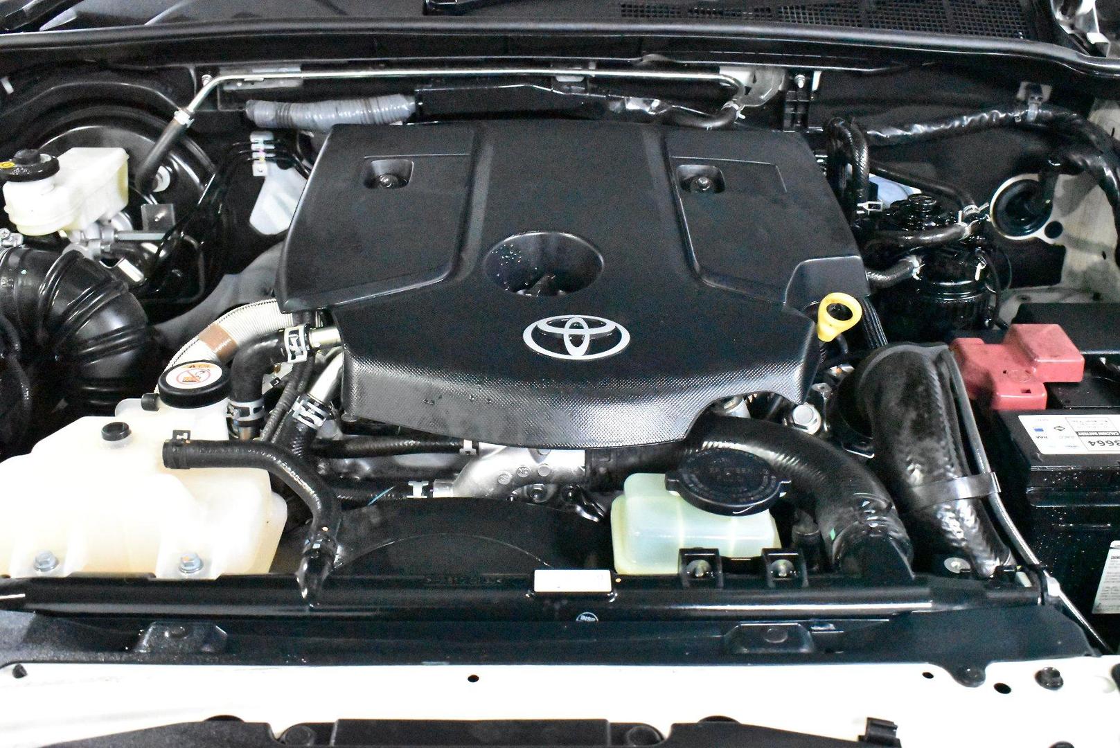 2020 Toyota Hilux SR5 — photo 16