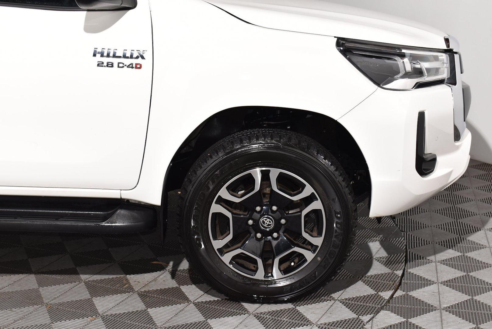 2020 Toyota Hilux SR5 — photo 17