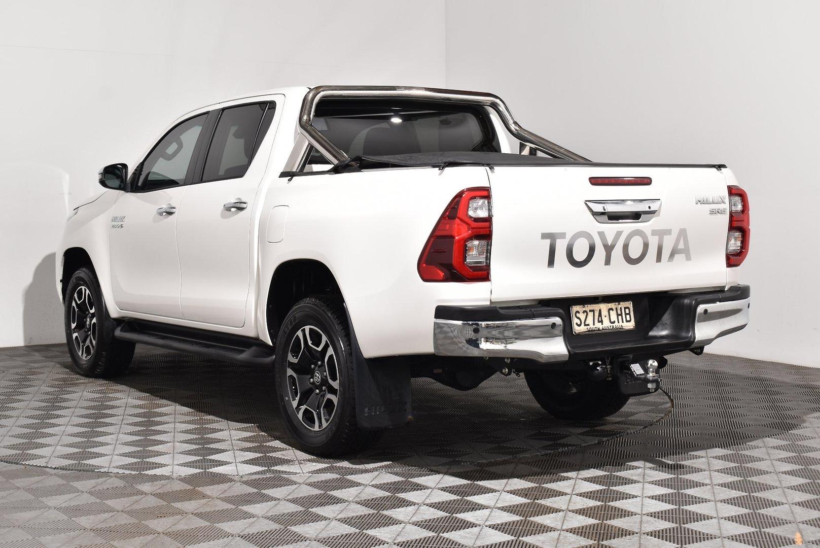 2020 Toyota Hilux SR5 — photo 2