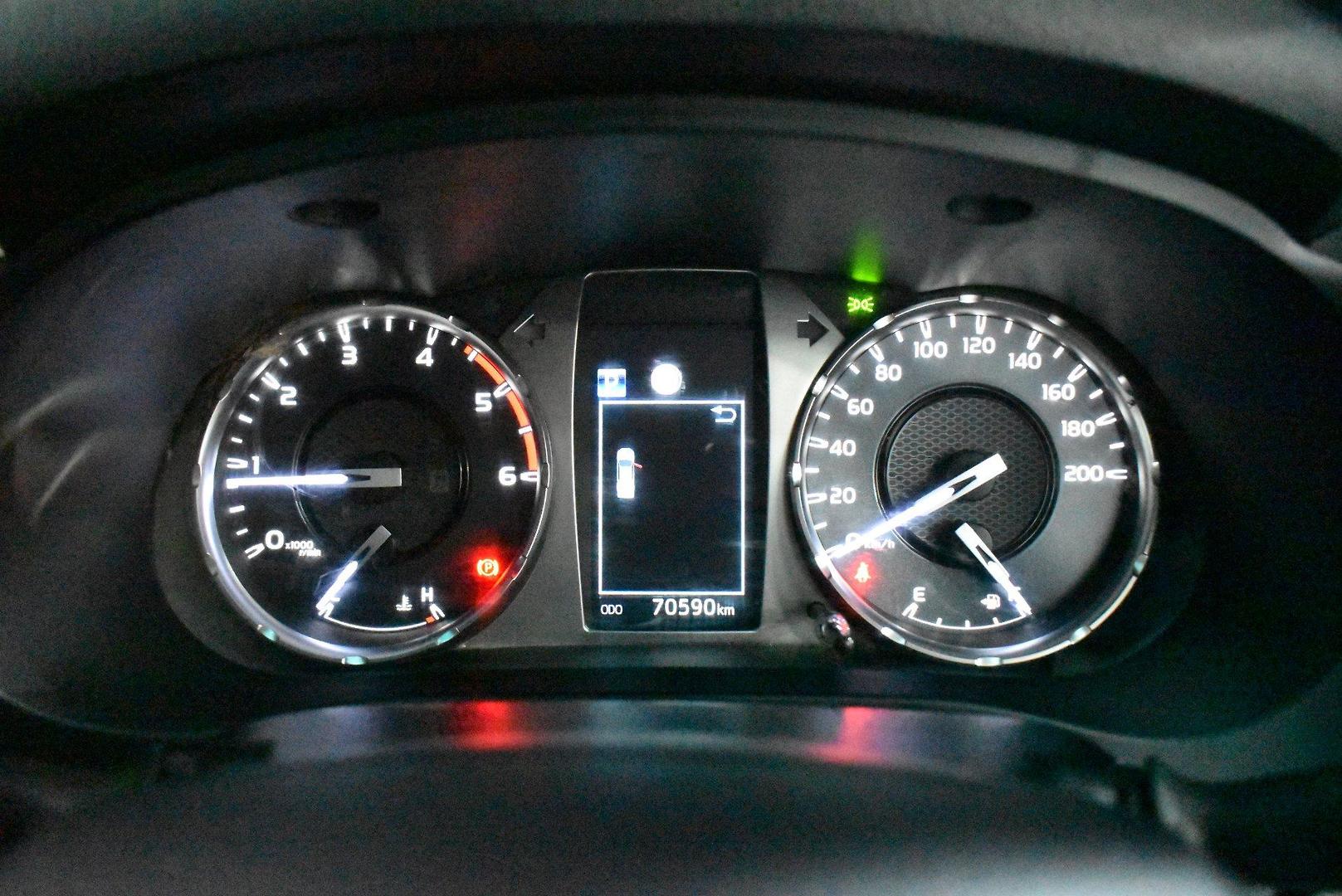 2020 Toyota Hilux SR5 — photo 25