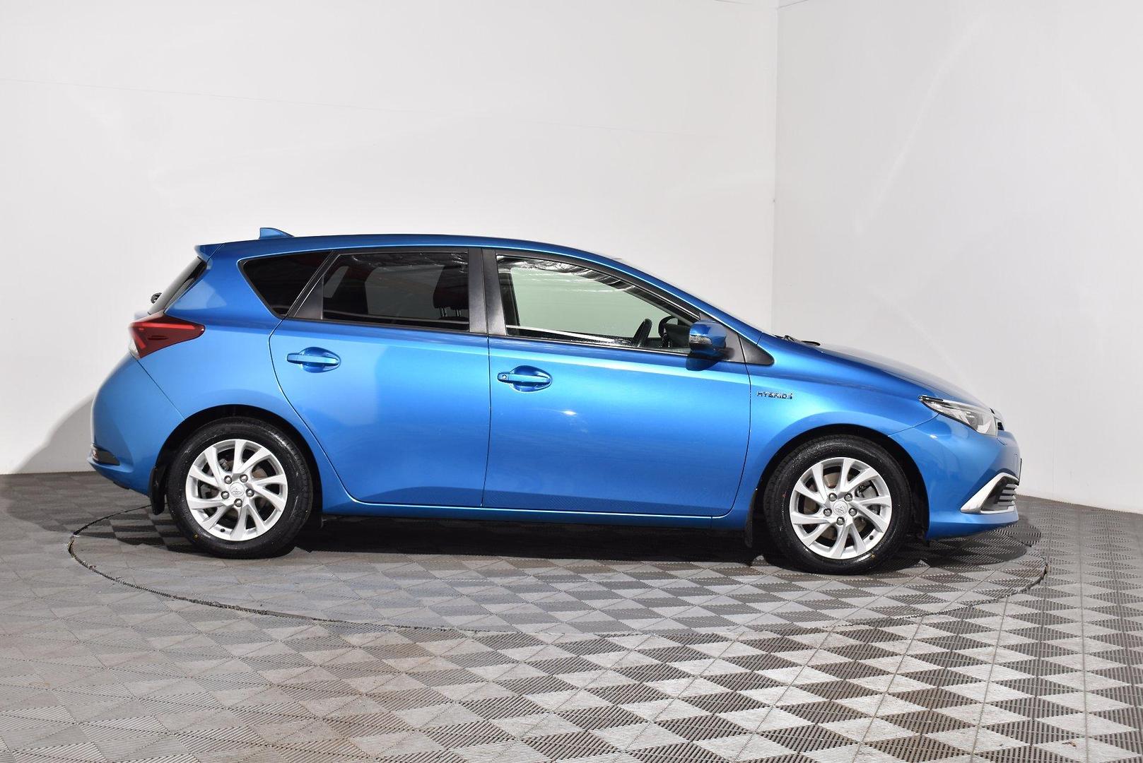 2016 Toyota Corolla Hybrid — photo 12