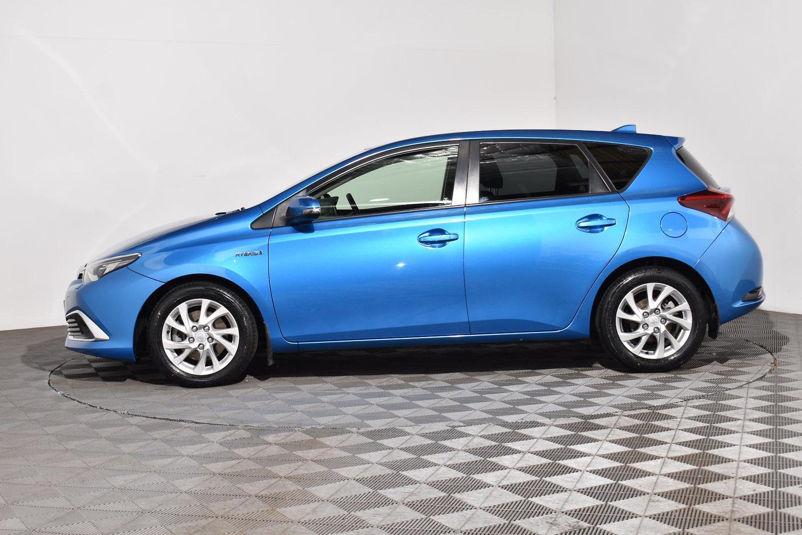 2016 Toyota Corolla Hybrid — photo 13