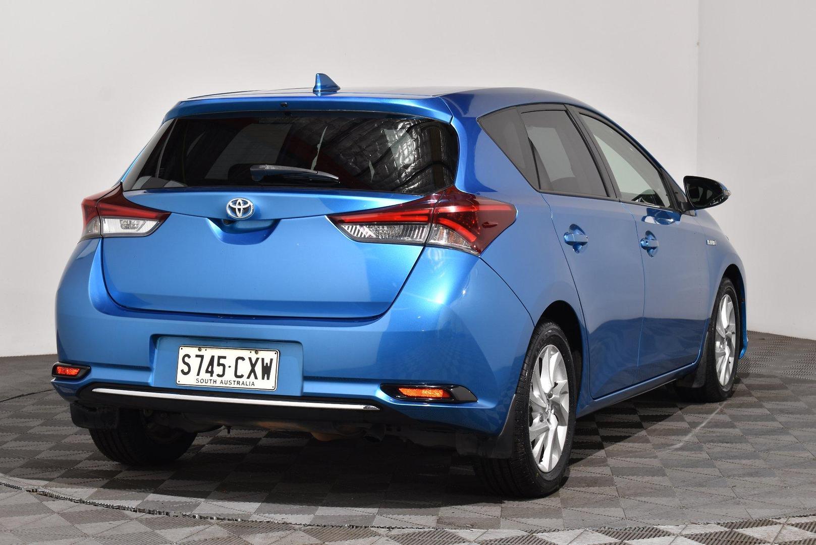 2016 Toyota Corolla Hybrid — photo 15