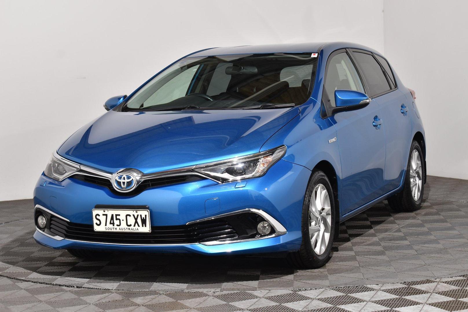 2016 Toyota Corolla Hybrid — photo 2