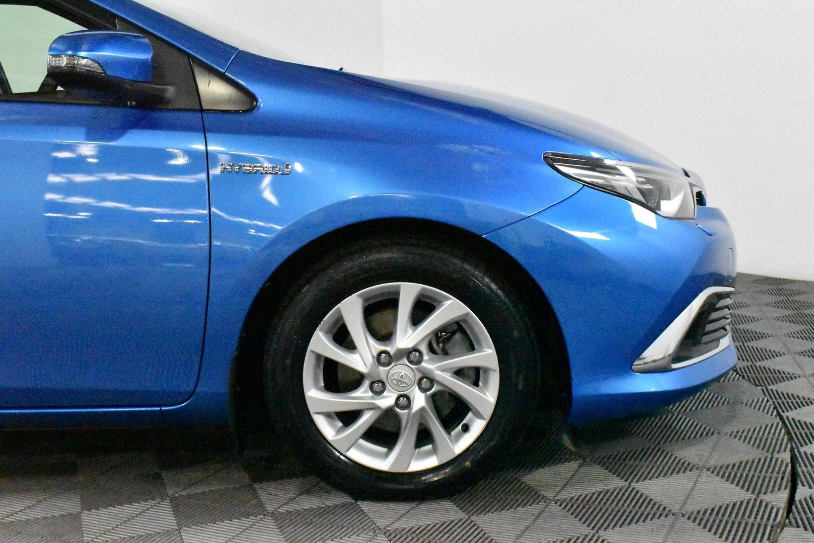 2016 Toyota Corolla Hybrid — photo 3