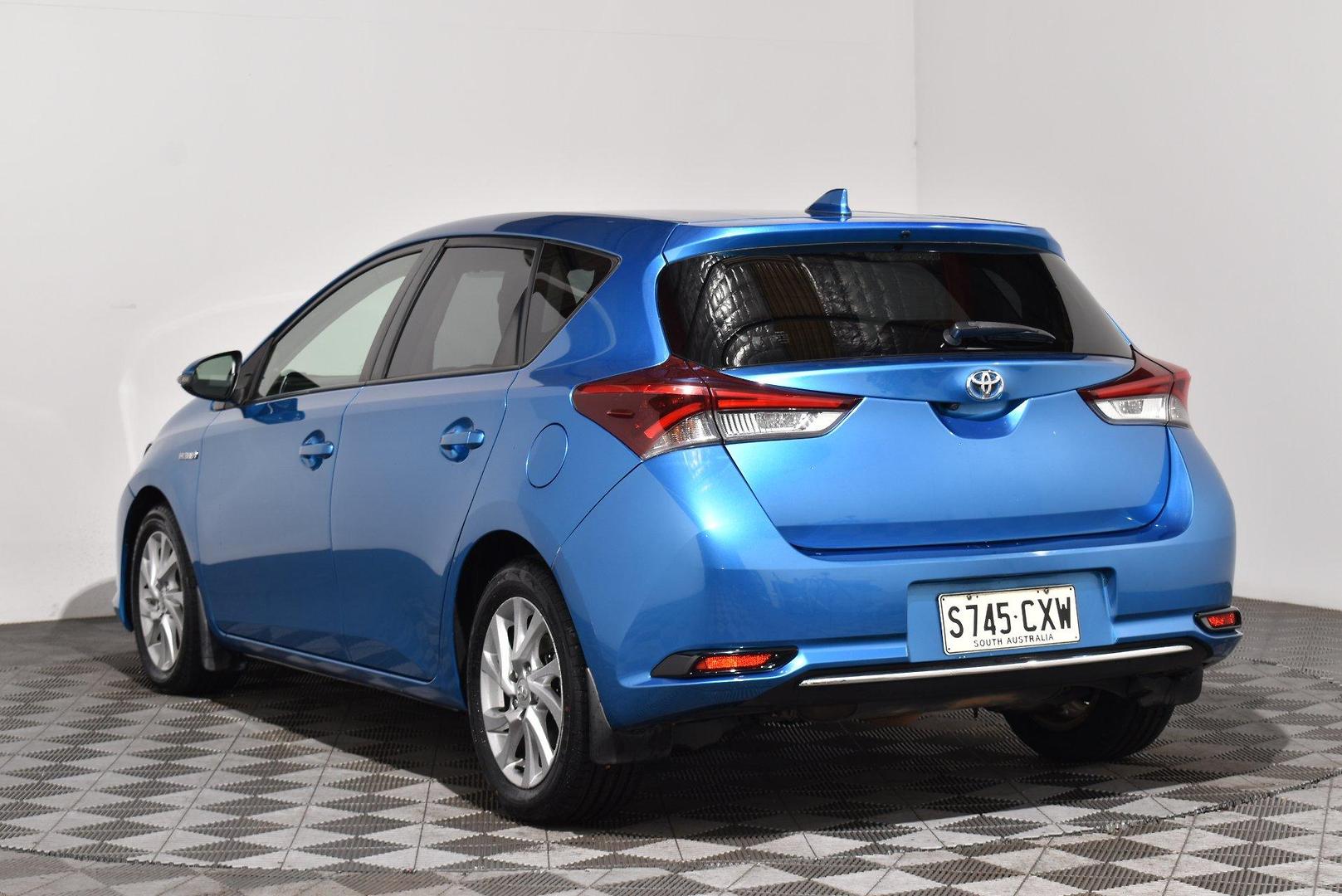 2016 Toyota Corolla Hybrid — photo 4