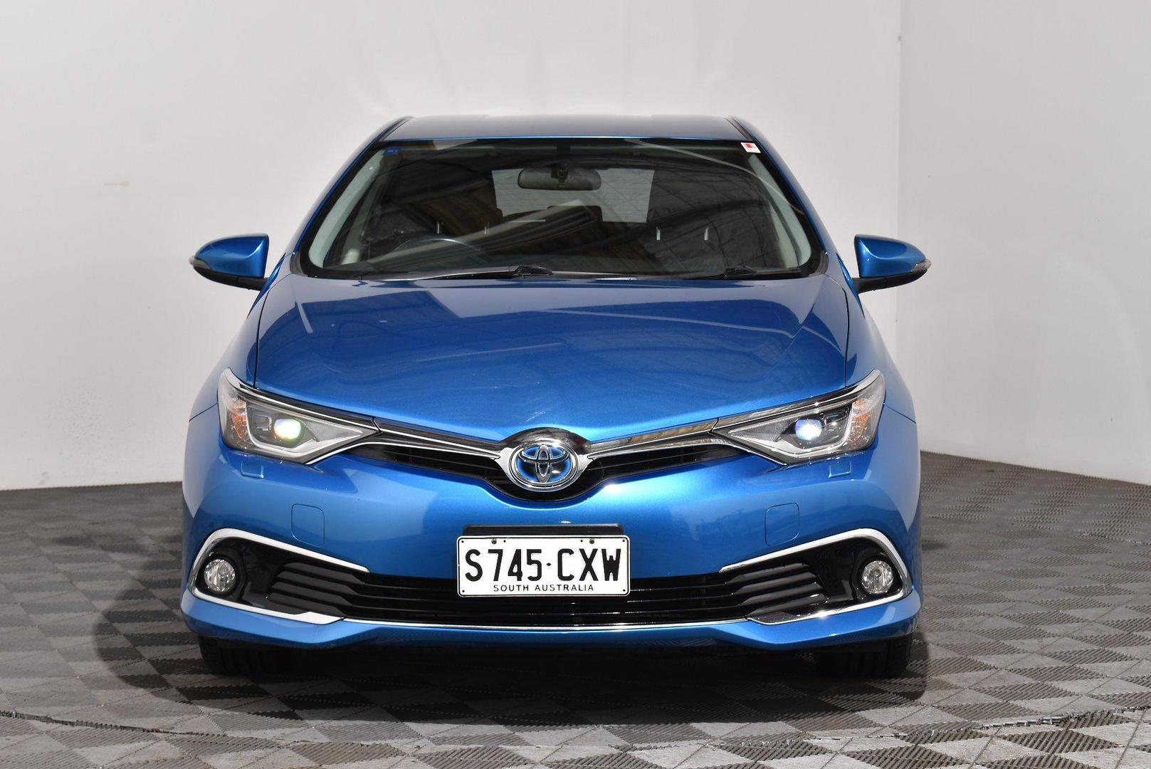 2016 Toyota Corolla Hybrid — photo 5