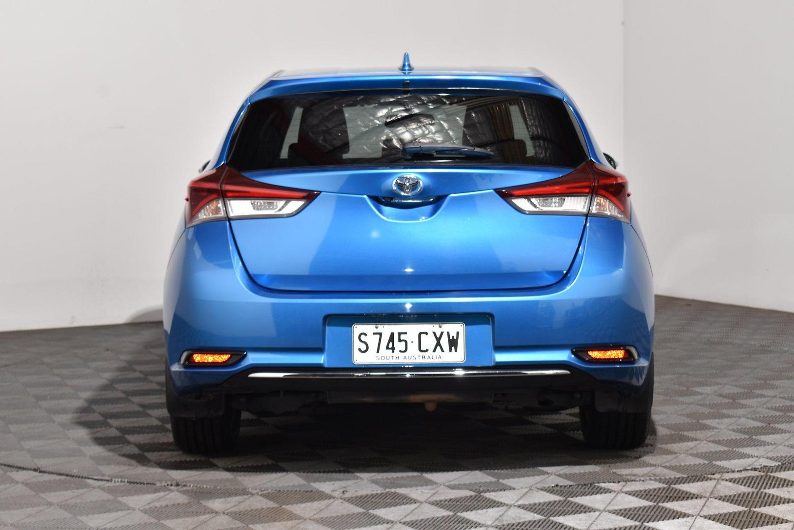 2016 Toyota Corolla Hybrid — photo 6