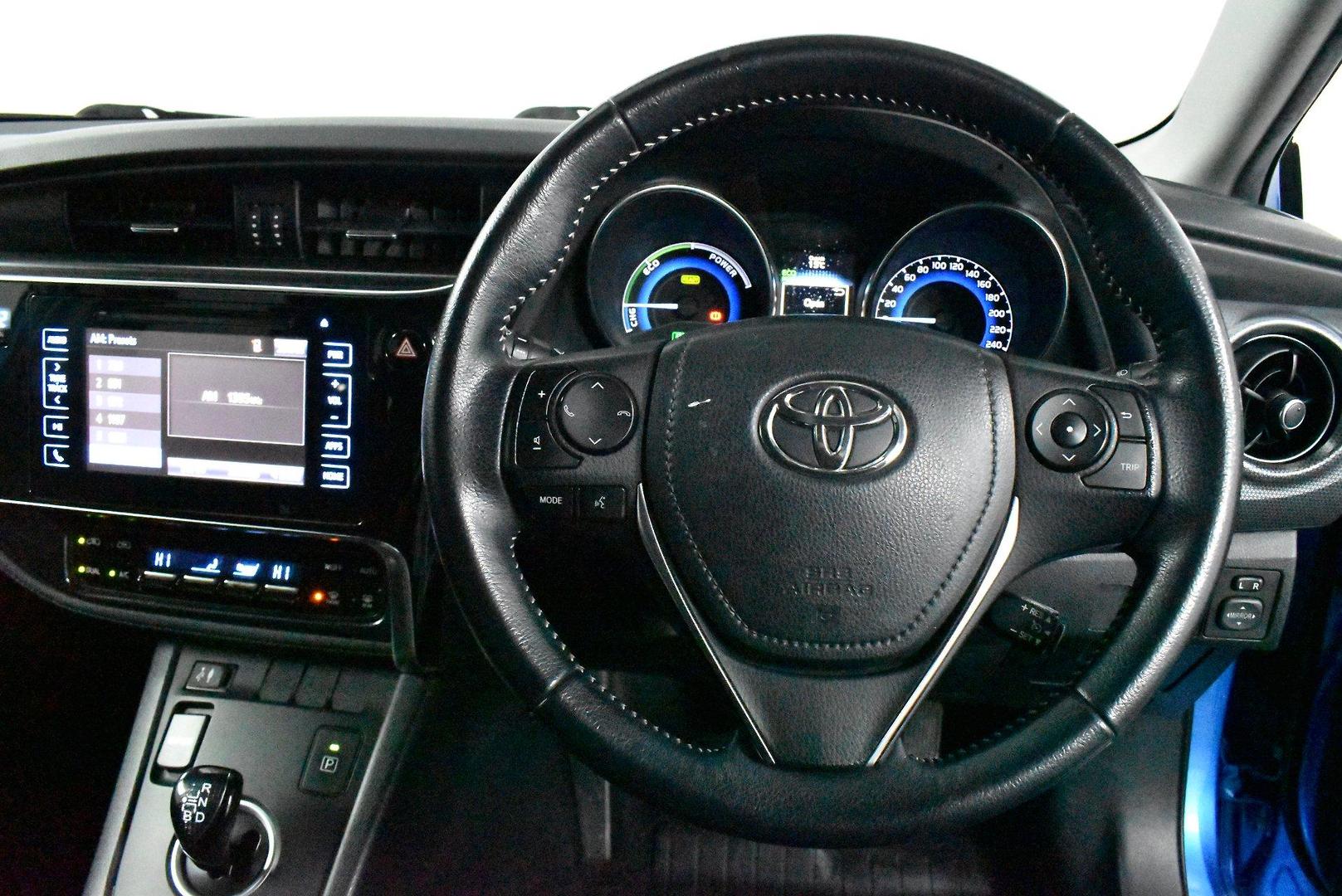 2016 Toyota Corolla Hybrid — photo 7