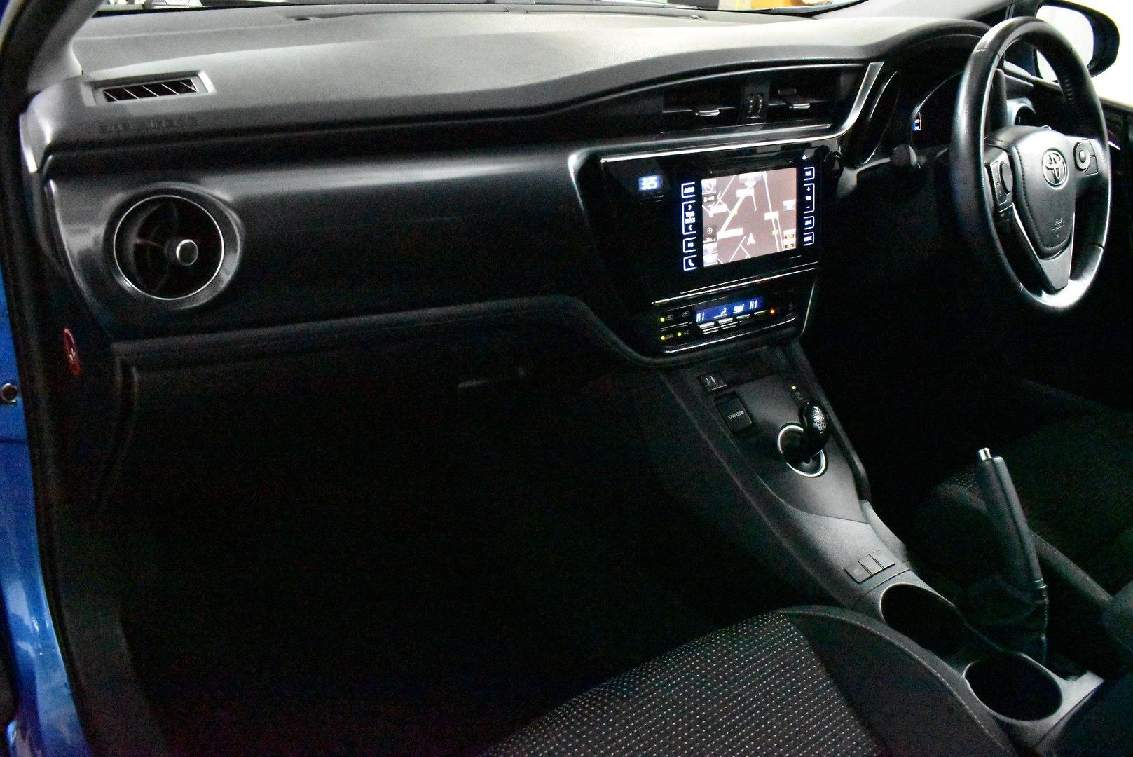 2016 Toyota Corolla Hybrid — photo 8