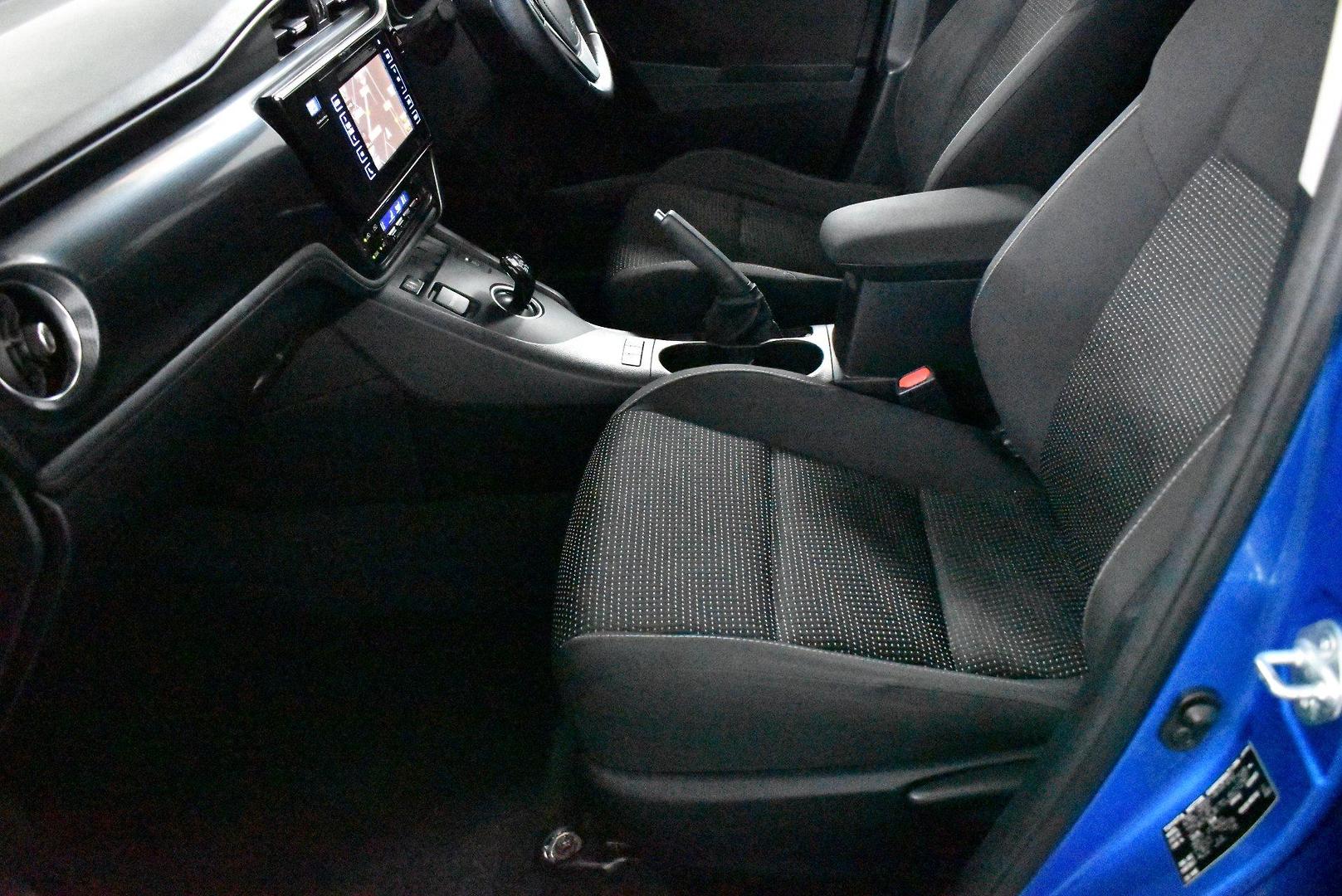 2016 Toyota Corolla Hybrid — photo 9