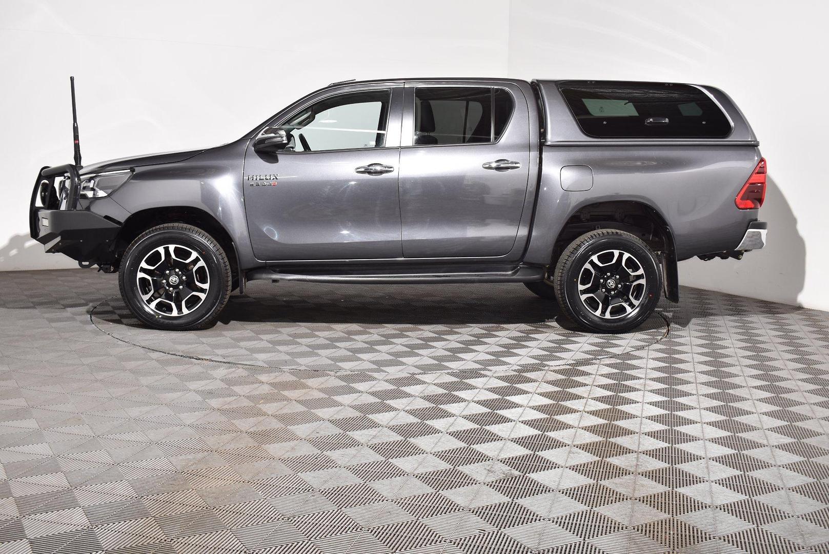 2020 Toyota Hilux SR5 — photo 11