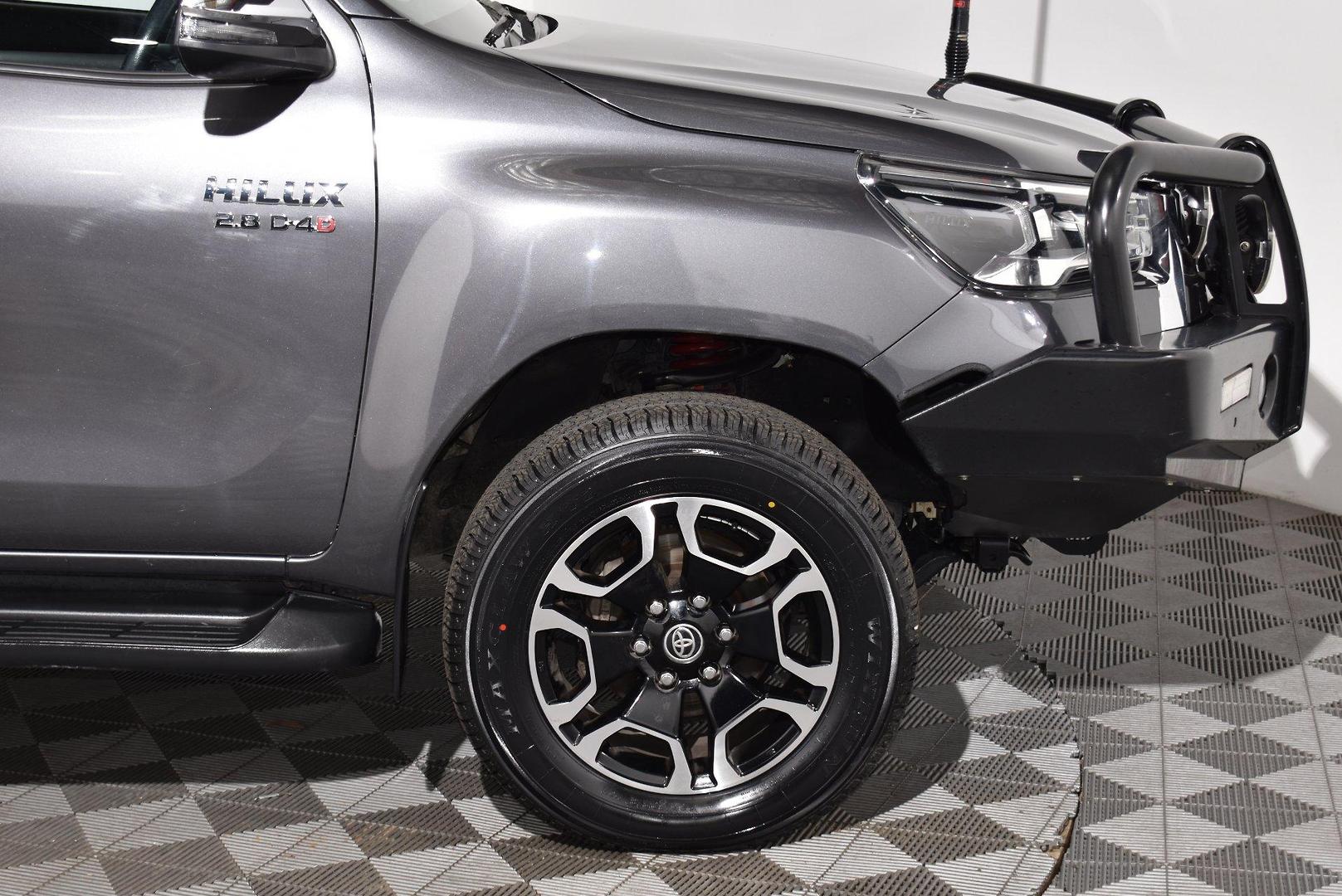 2020 Toyota Hilux SR5 — photo 18
