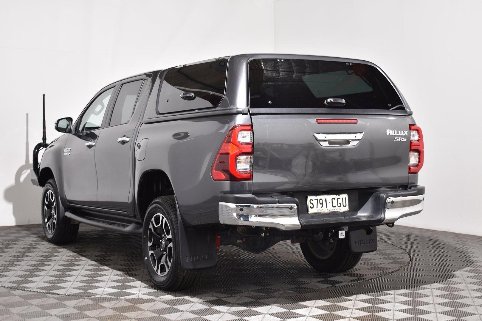 2020 Toyota Hilux SR5 — photo 2