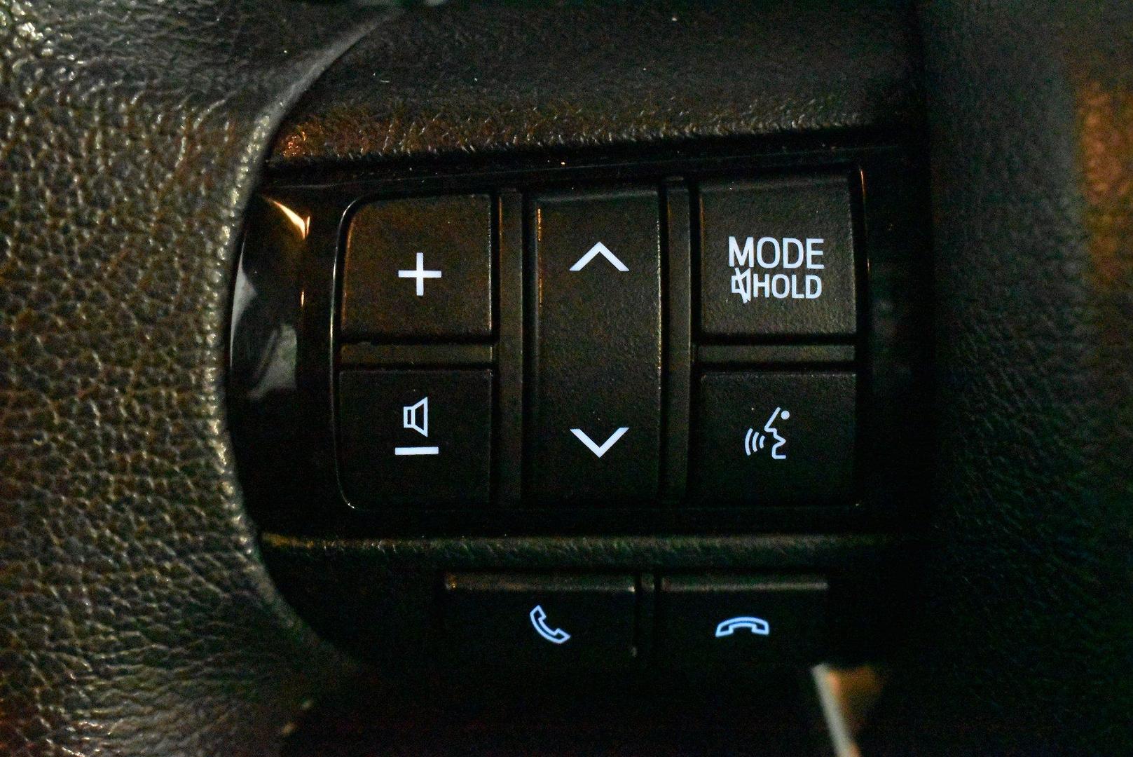 2020 Toyota Hilux SR5 — photo 21