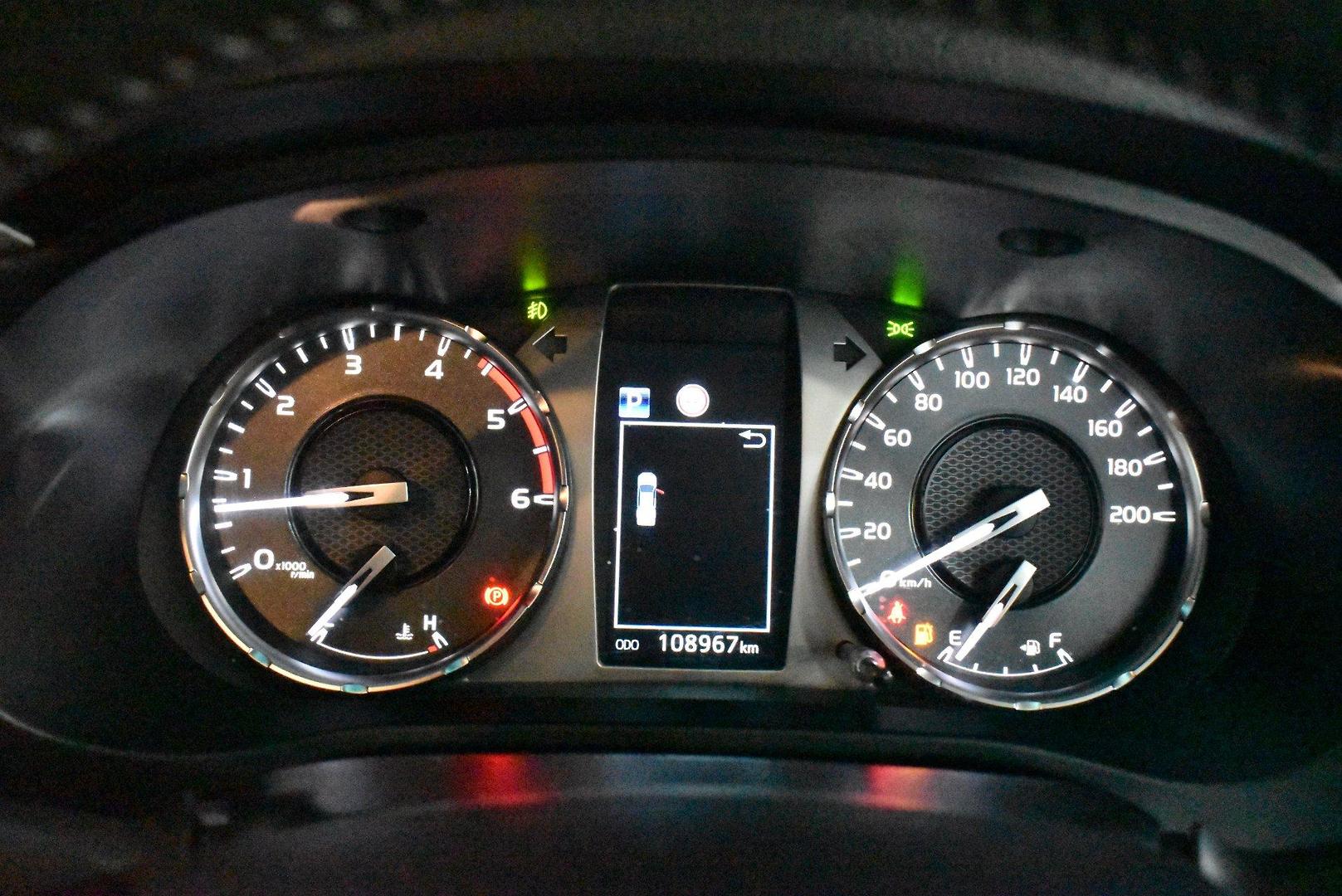 2020 Toyota Hilux SR5 — photo 25
