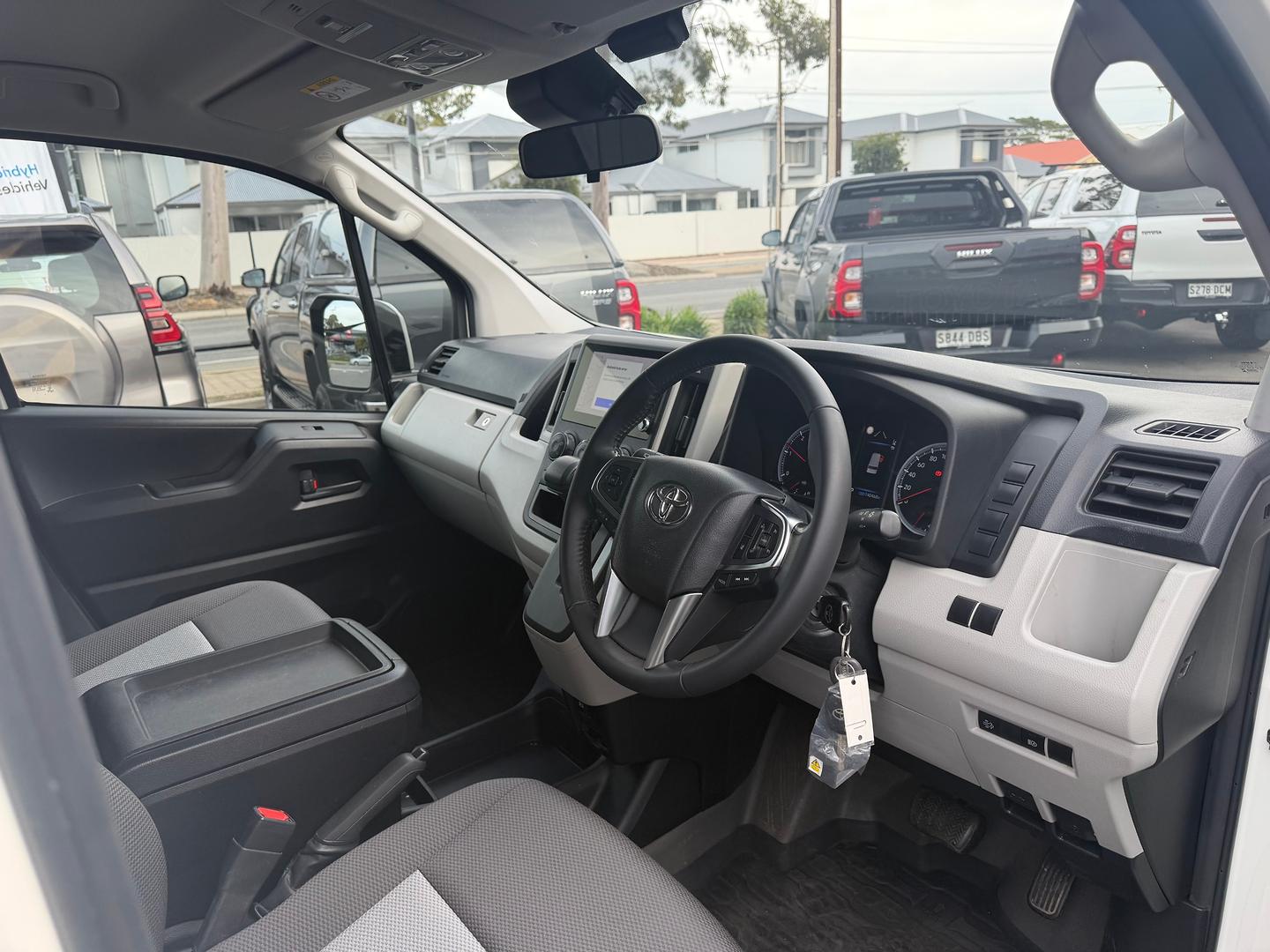 2024 Toyota Hiace — photo 10