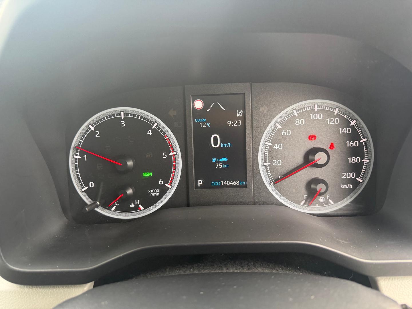 2024 Toyota Hiace — photo 11