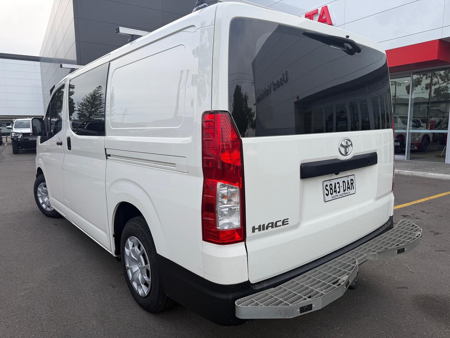 2024 Toyota Hiace — photo 4