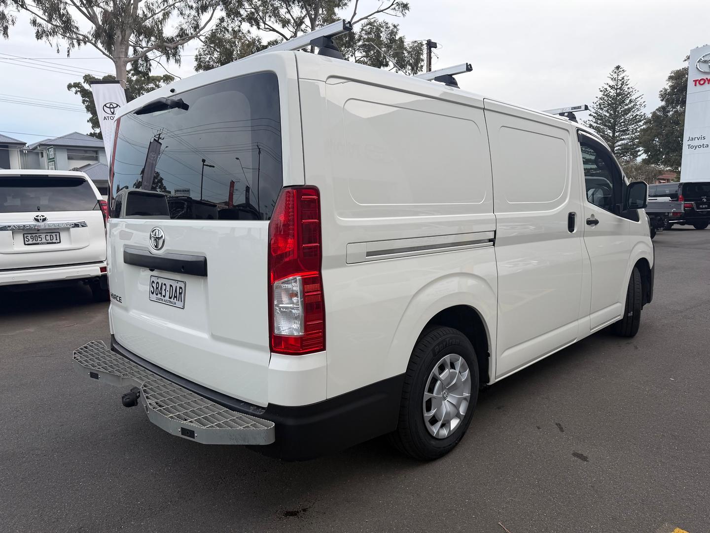 2024 Toyota Hiace — photo 6