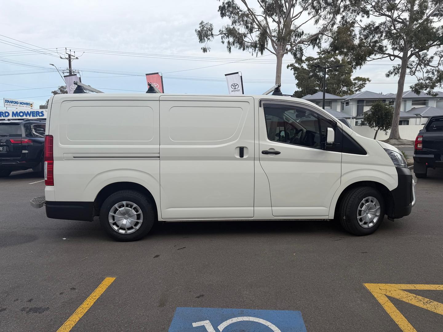 2024 Toyota Hiace — photo 7