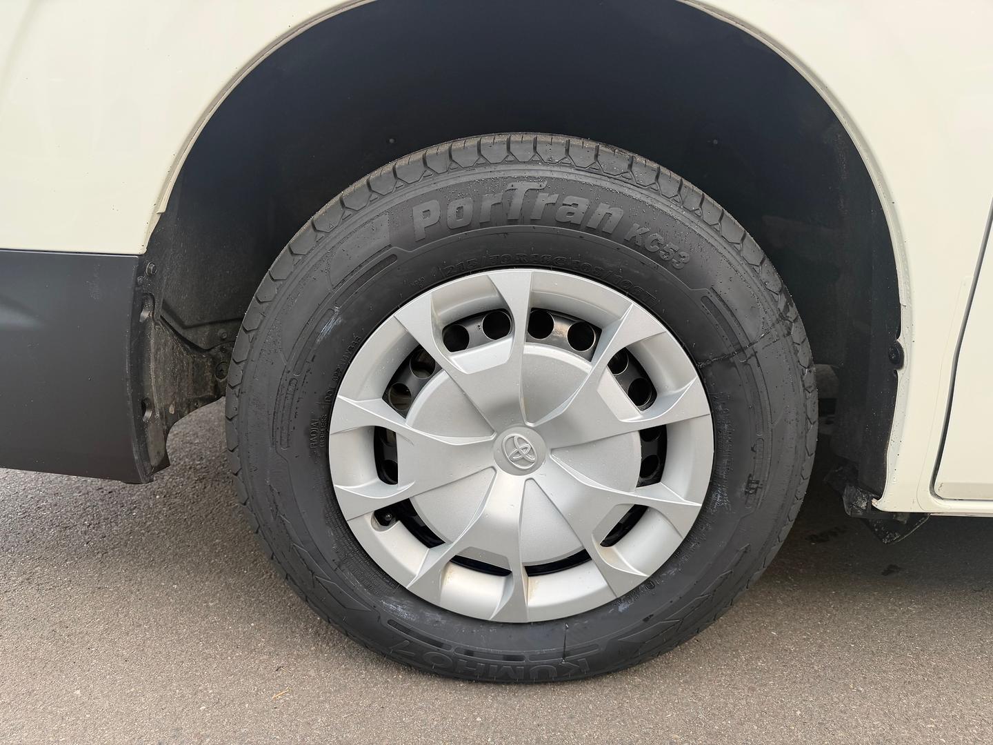 2024 Toyota Hiace — photo 8