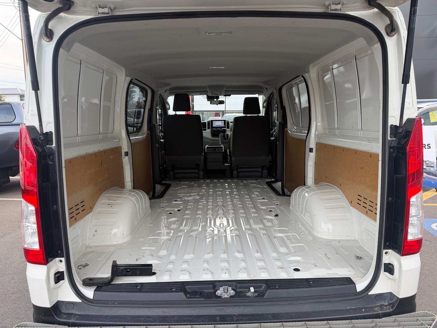 2024 Toyota Hiace — photo 9