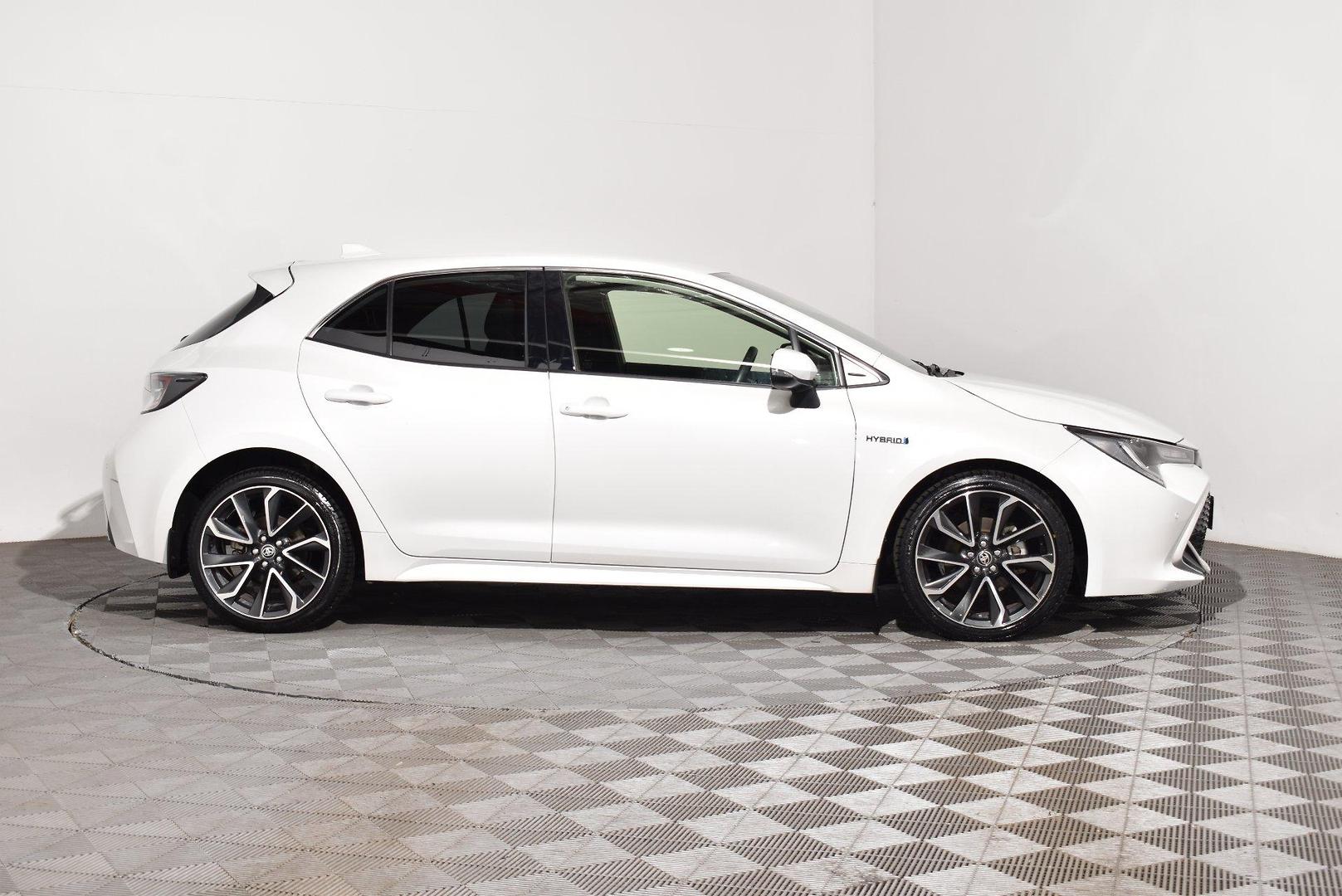 2020 Toyota Corolla ZR Hybrid — photo 10