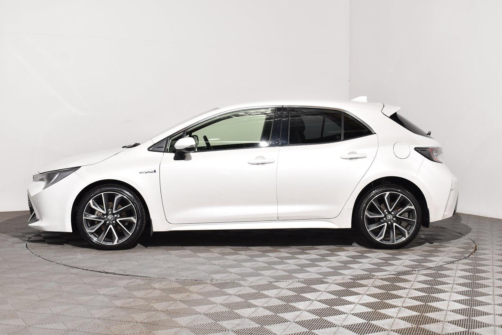 2020 Toyota Corolla ZR Hybrid — photo 11