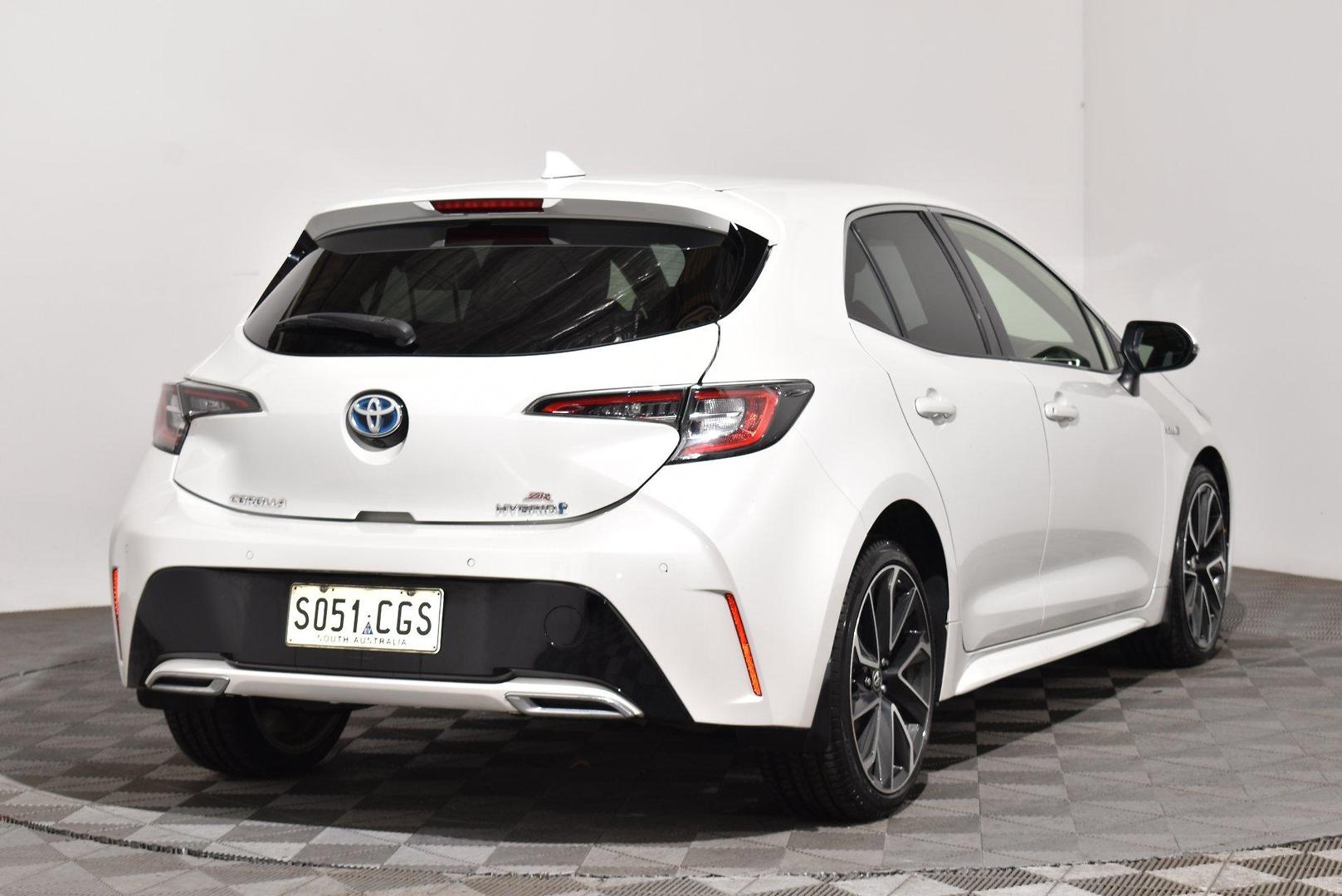 2020 Toyota Corolla ZR Hybrid — photo 14