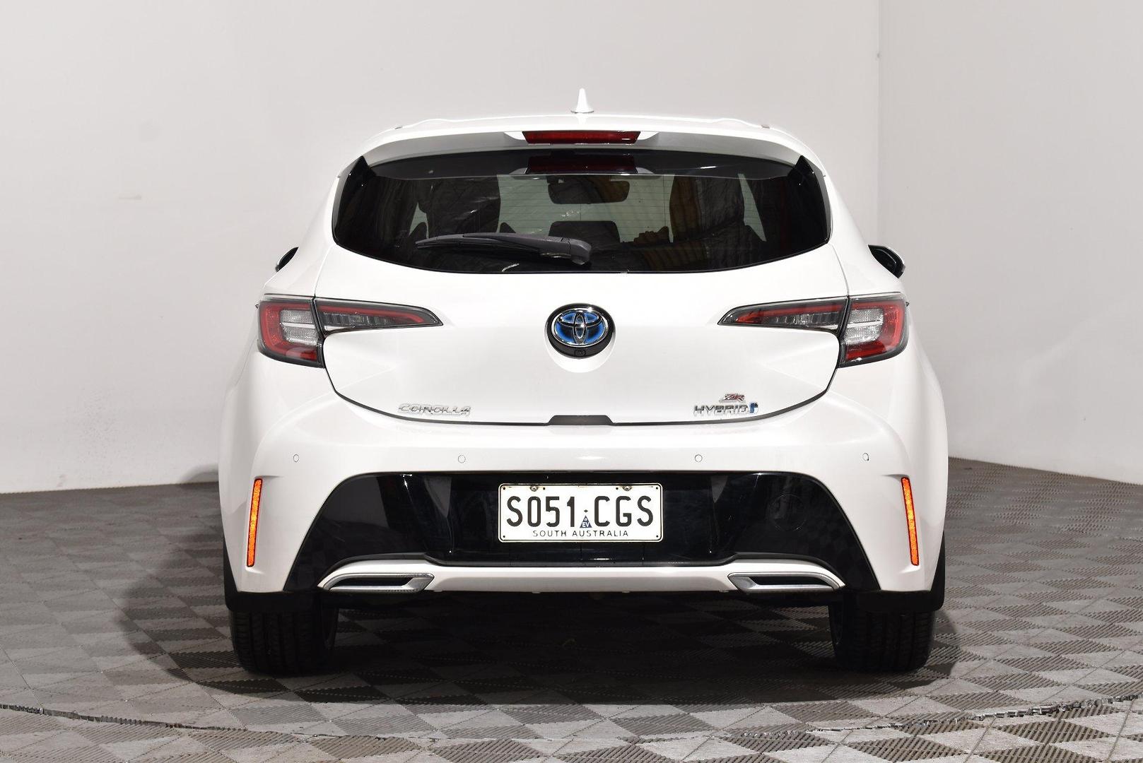2020 Toyota Corolla ZR Hybrid — photo 4