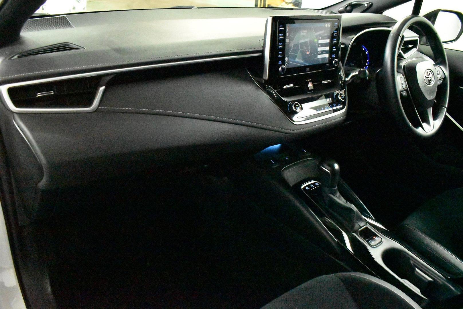 2020 Toyota Corolla ZR Hybrid — photo 6