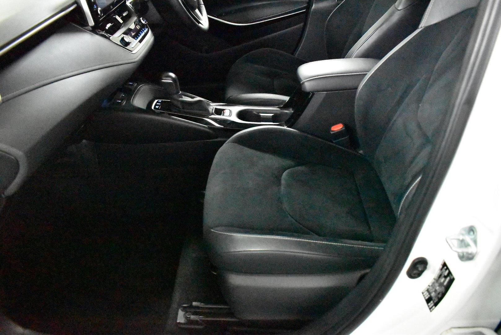 2020 Toyota Corolla ZR Hybrid — photo 7