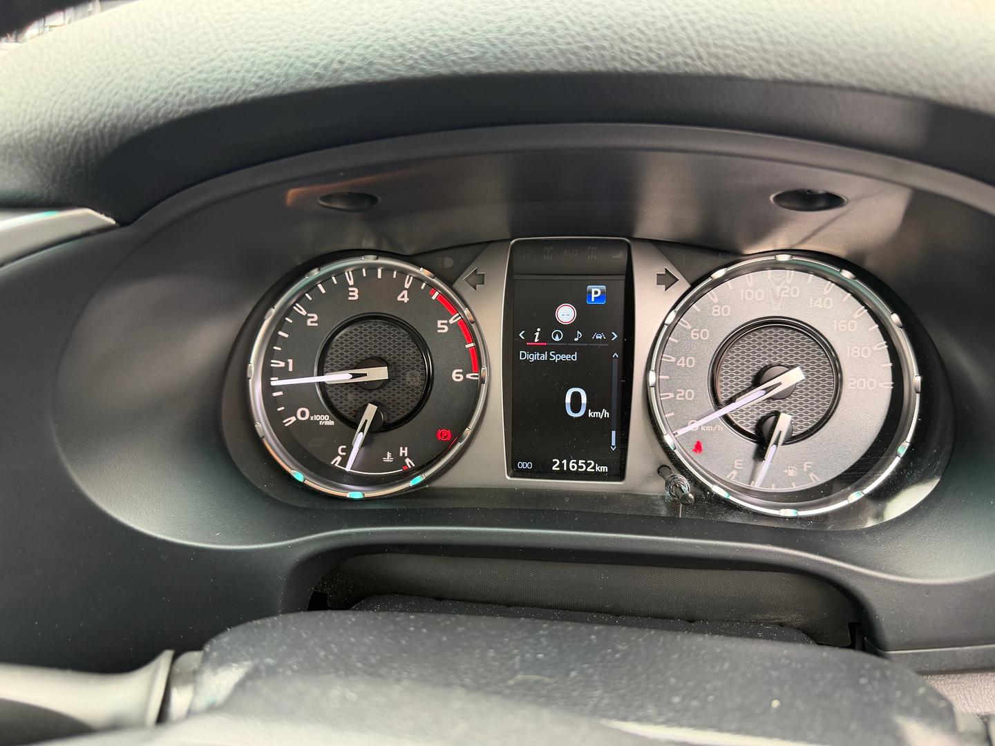 2023 Toyota Hilux SR5 — photo 10