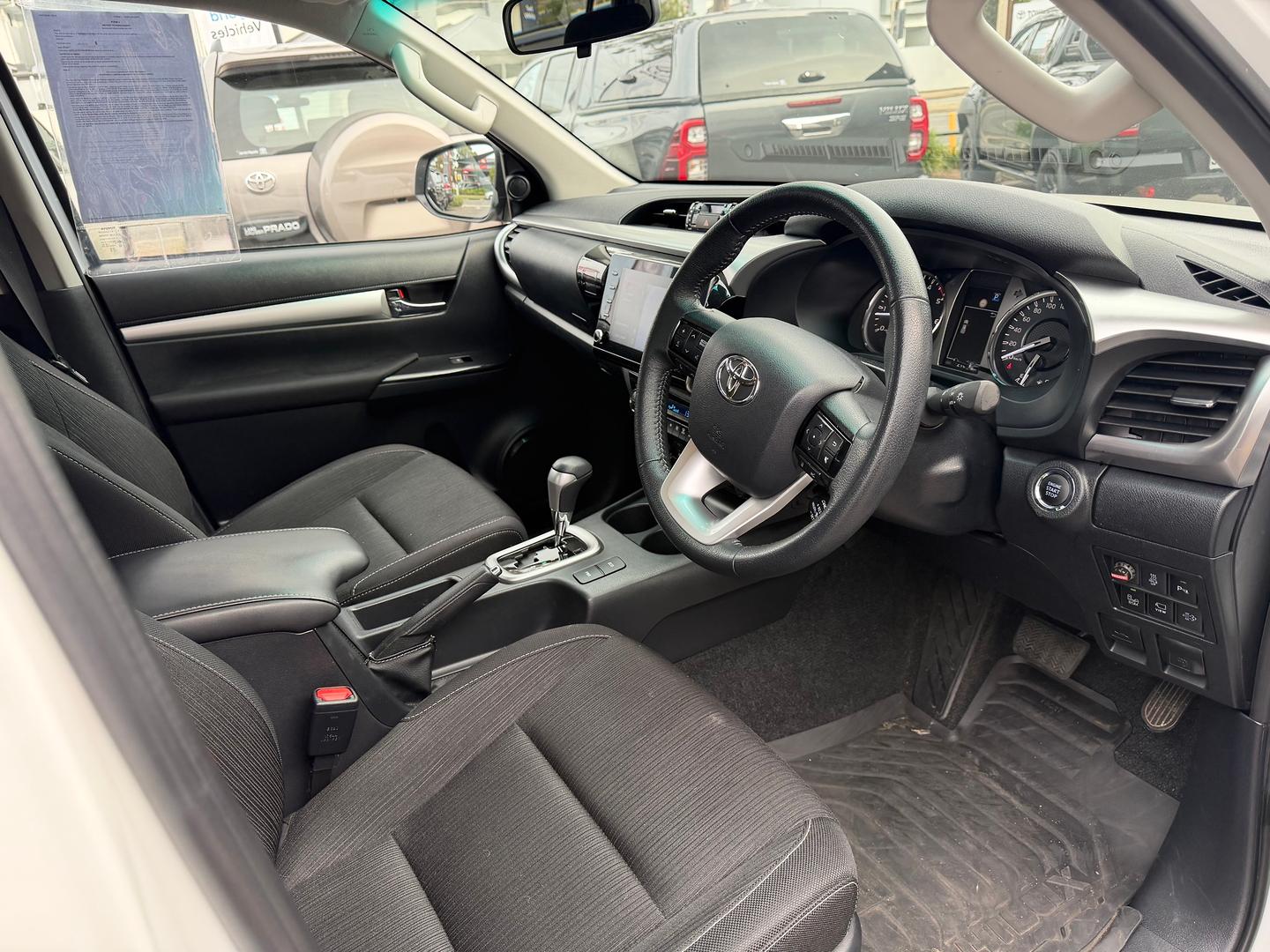 2023 Toyota Hilux SR5 — photo 9