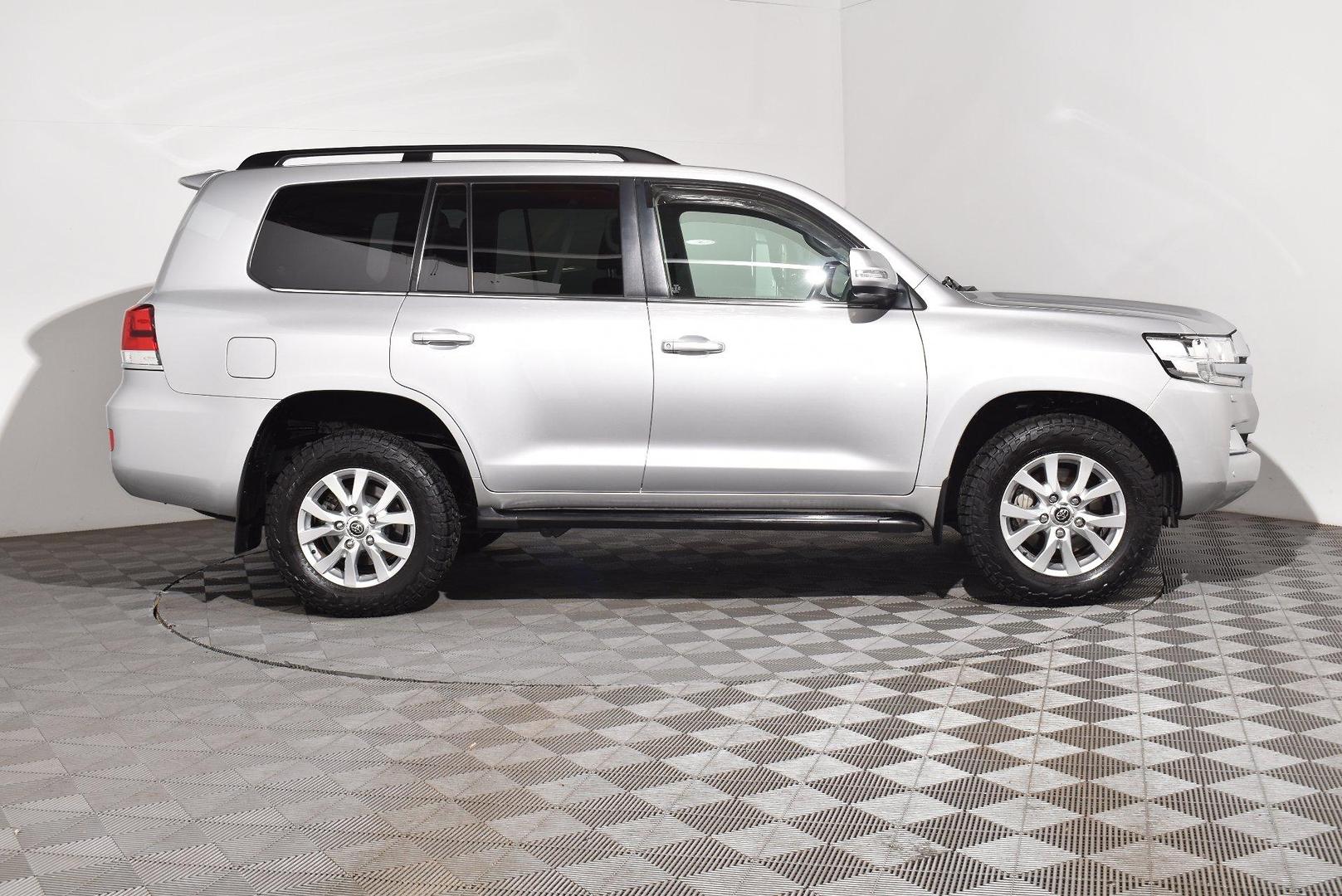 2020 Toyota Landcruiser GXL — photo 10