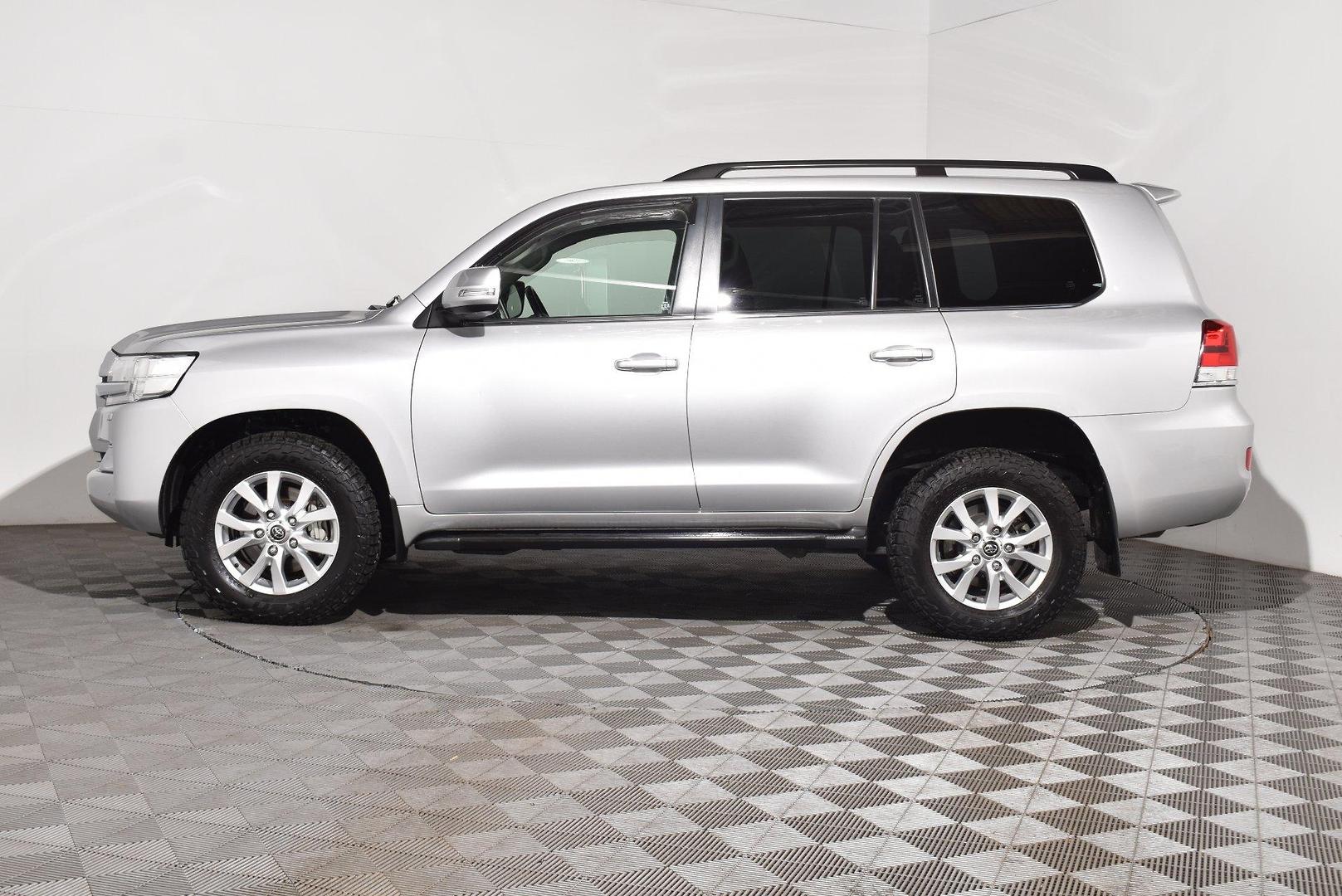 2020 Toyota Landcruiser GXL — photo 11