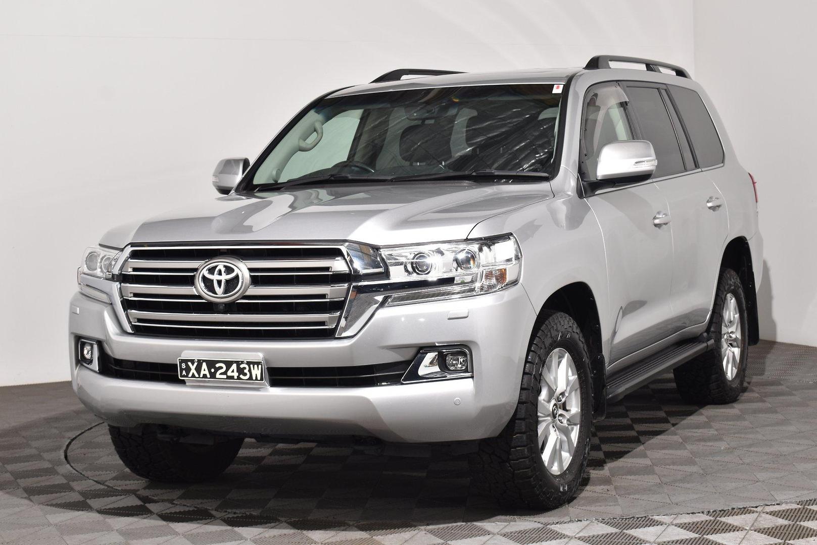 2020 Toyota Landcruiser GXL — photo 13